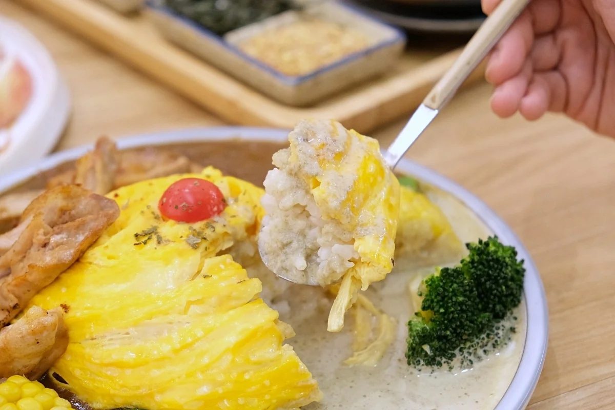 湯匙盛起雙醬咖哩蛋包飯