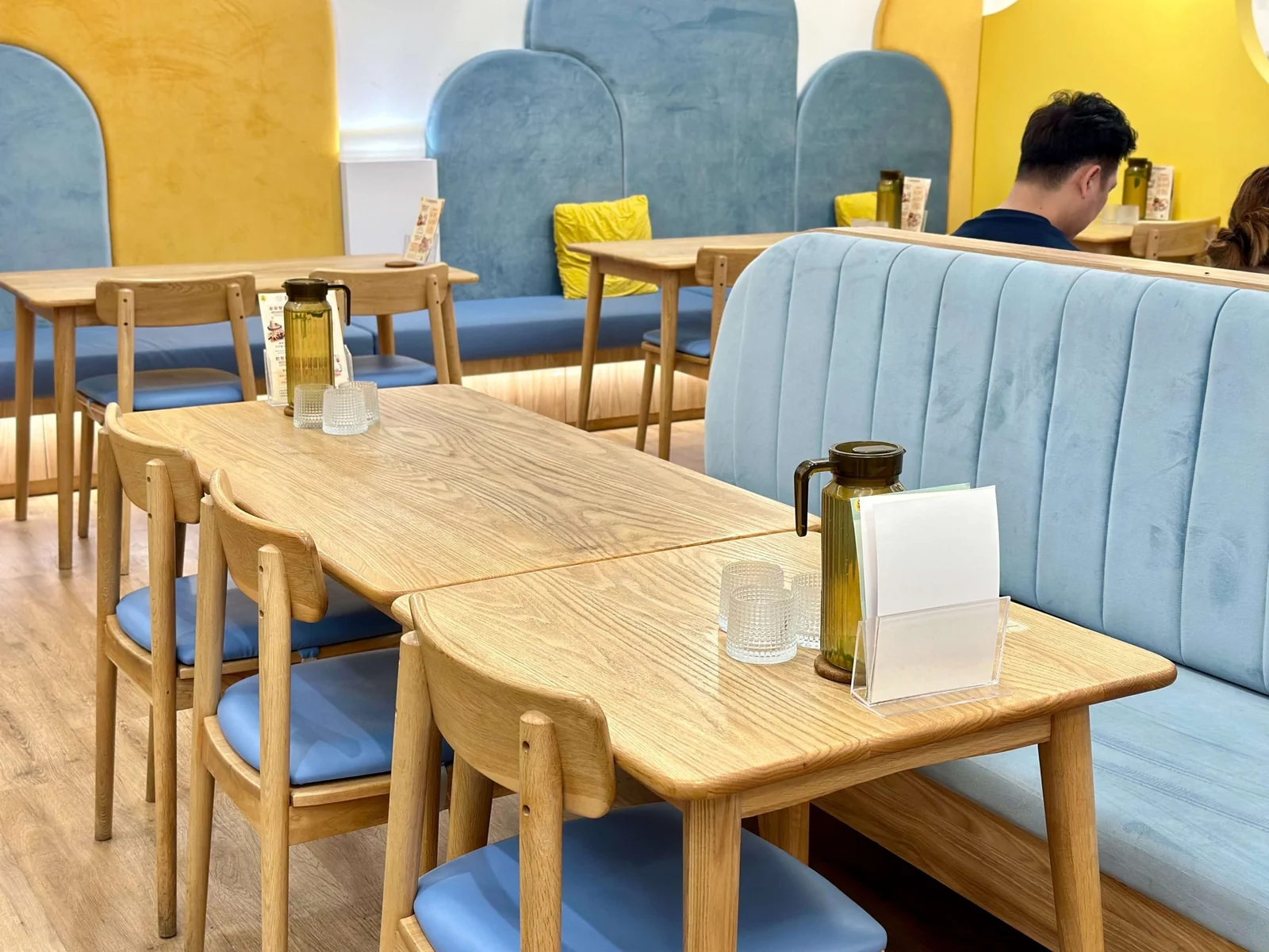 Mochi Mochi 台南三井店木桌座位