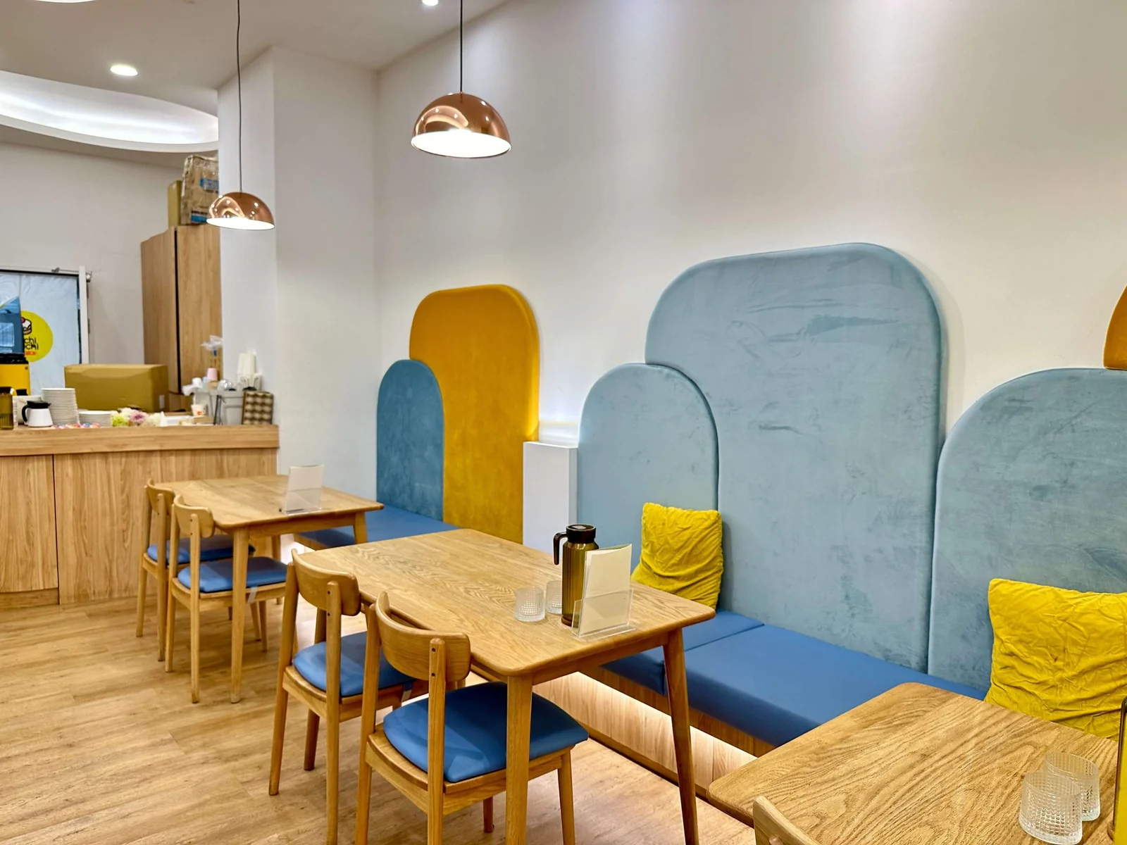 台南三井店藍色沙發用餐區