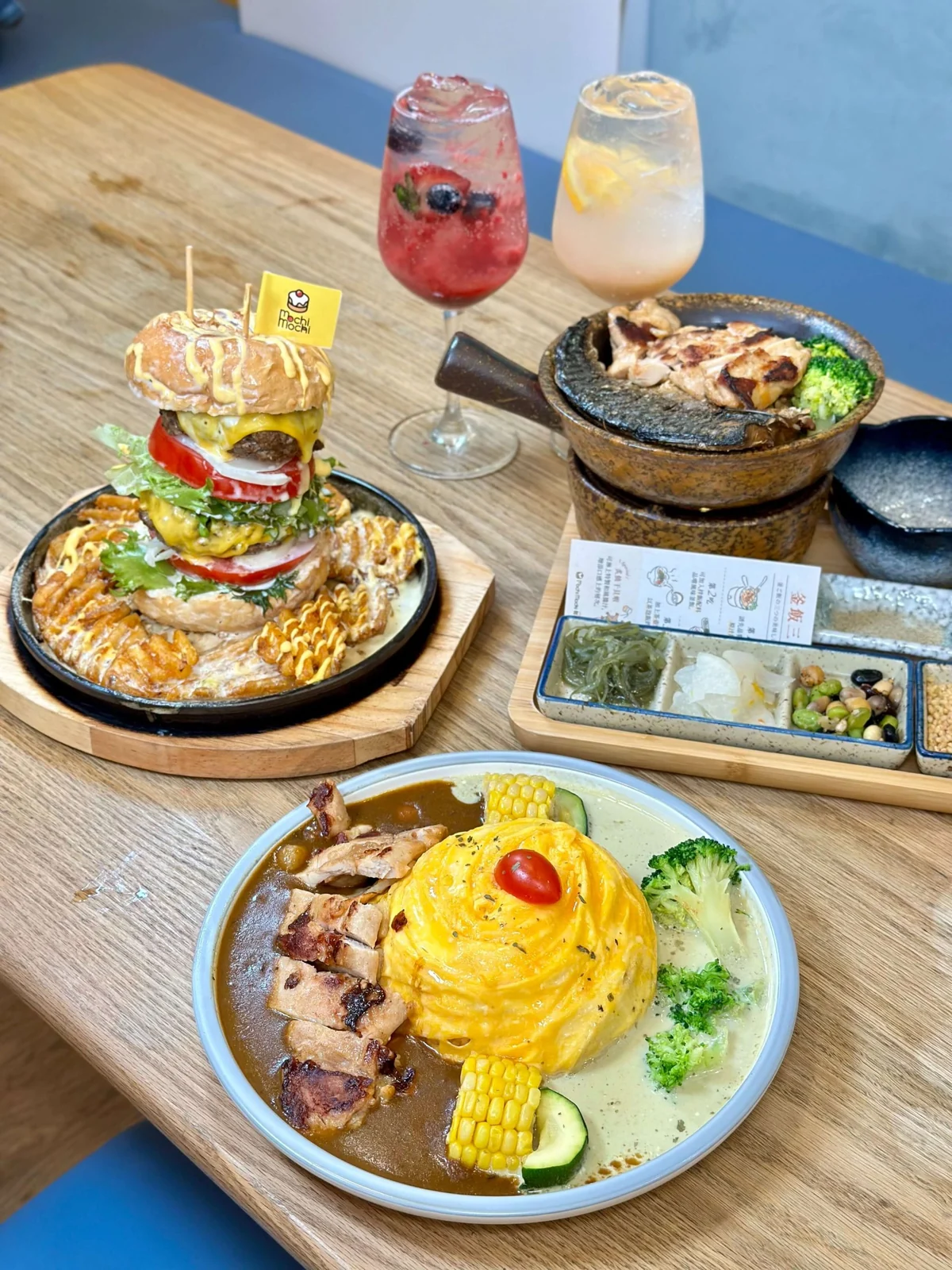 Mochi Mochi 釜飯、蛋包飯與飲品餐桌