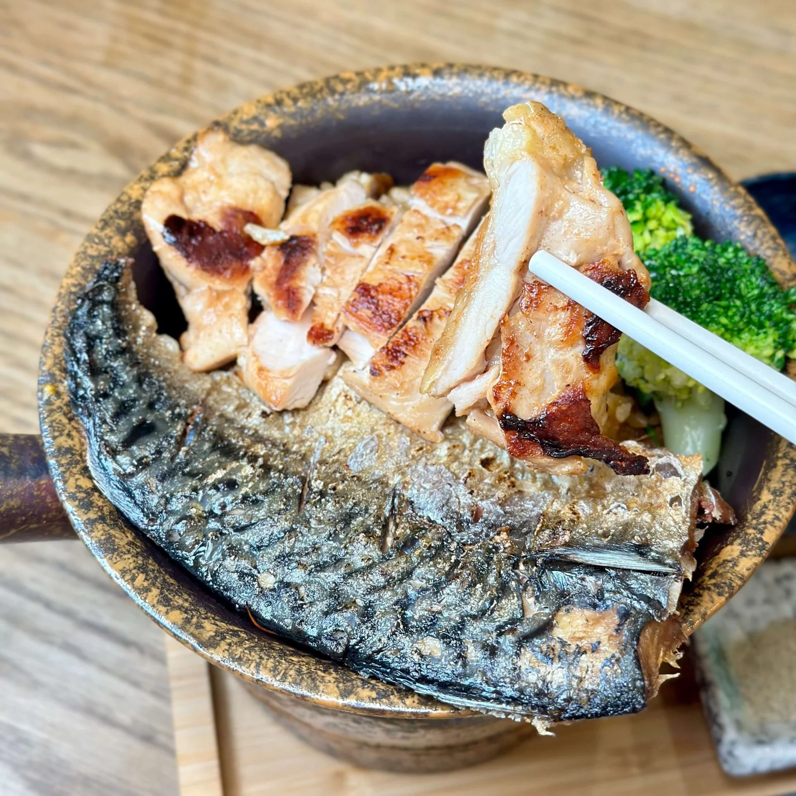 烤雞與鯖魚雙拼釜飯近照