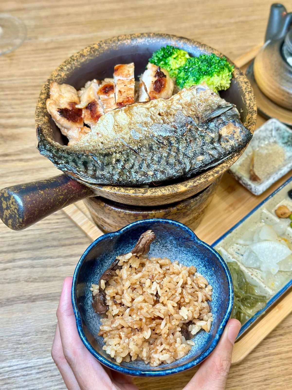 烤雞鯖魚釜飯與盛起的米飯