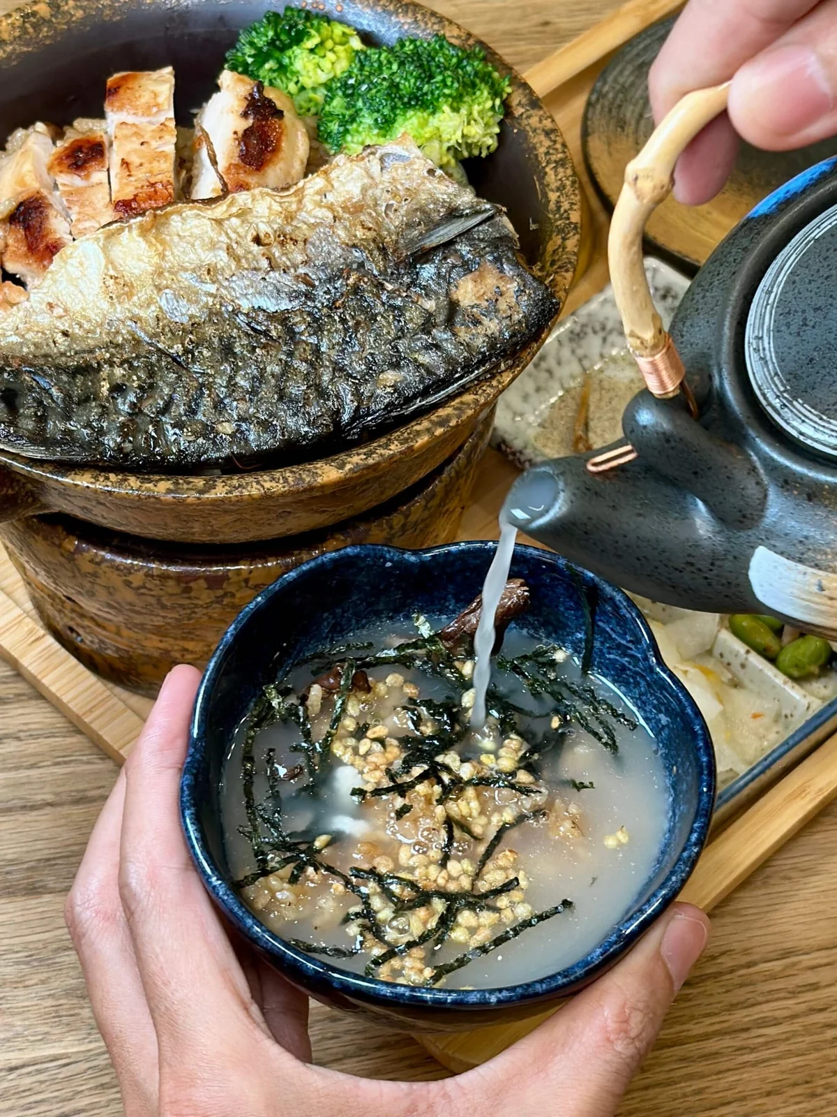 將野菇雞湯倒入釜飯