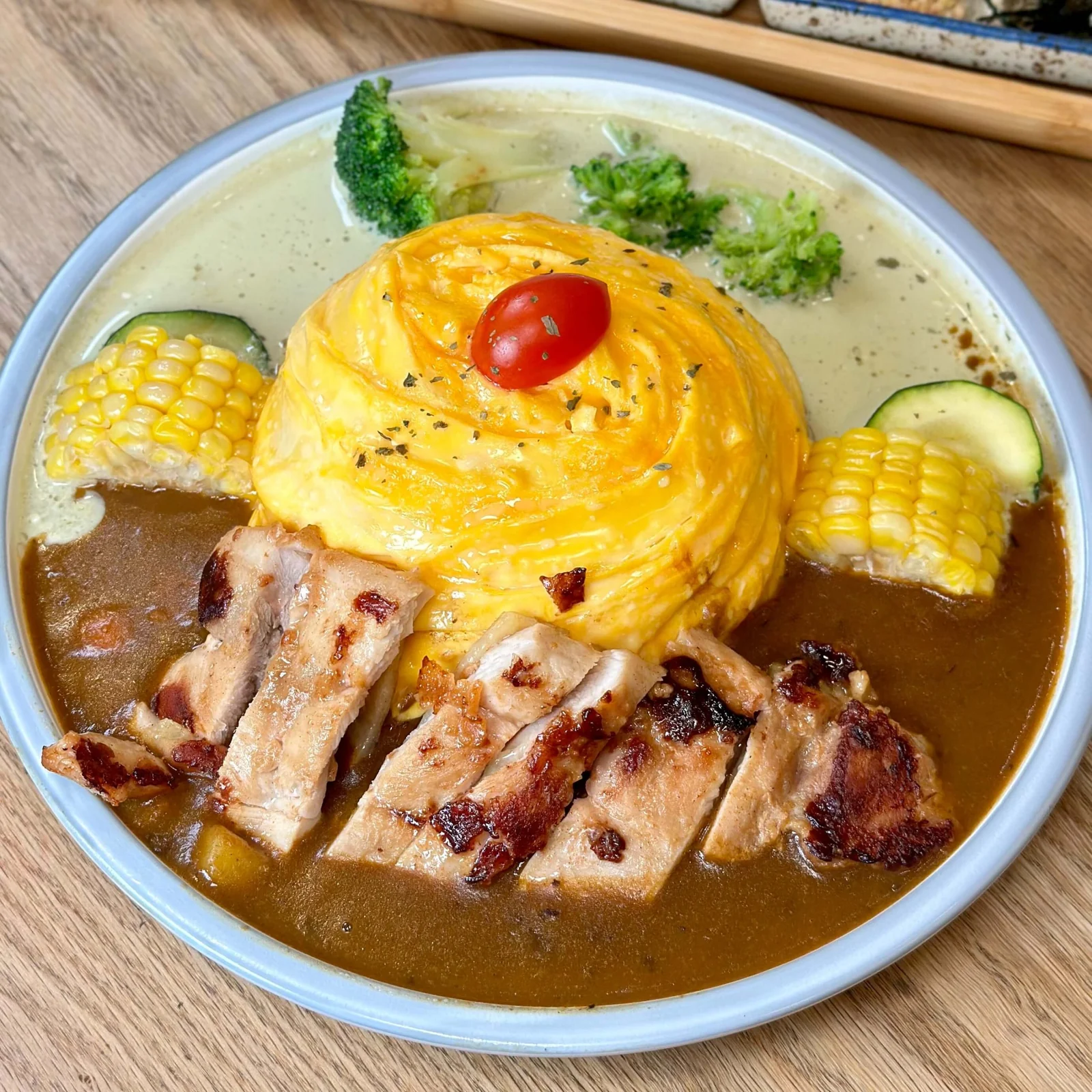 雞腿排雙醬咖哩漩渦蛋包飯