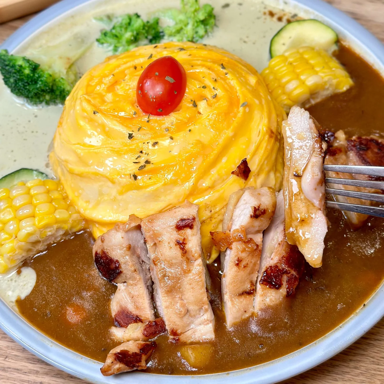 雙醬咖哩蛋包飯與雞腿排近照