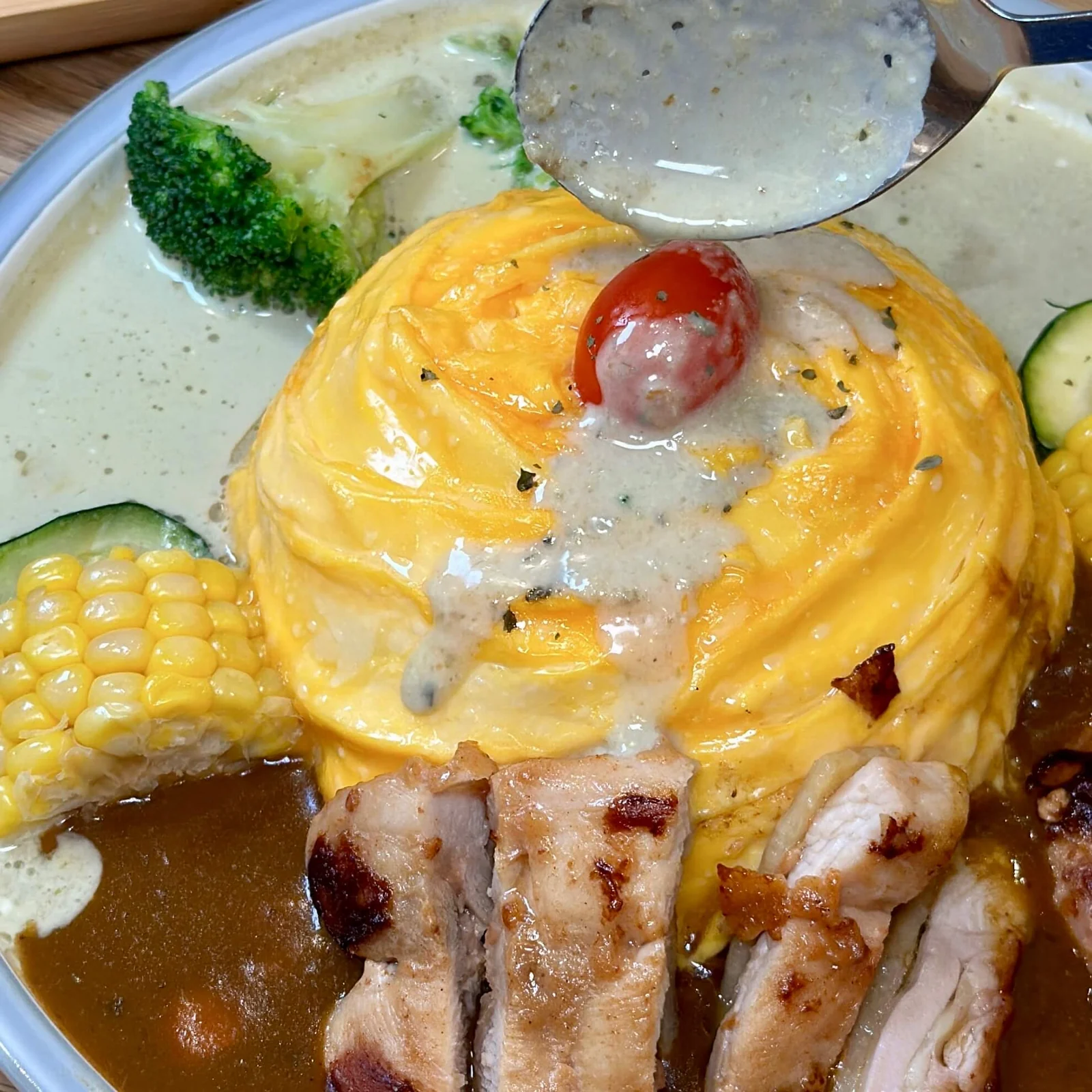 將醬汁淋上漩渦蛋包飯