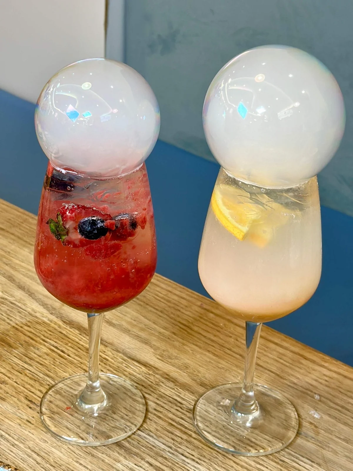 莓果與白桃多多氣泡飲泡泡秀