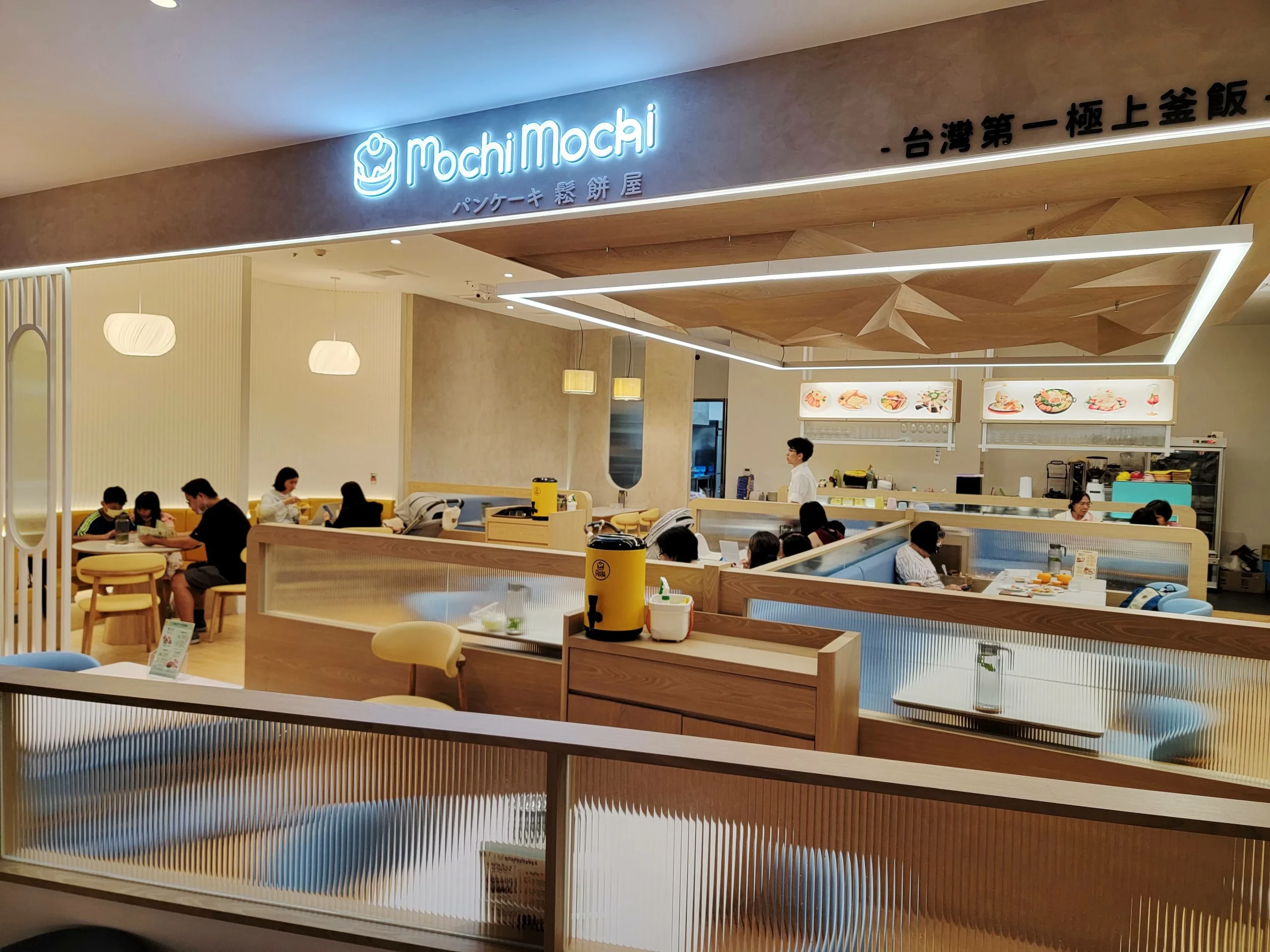 高雄義享店明亮木質用餐空間