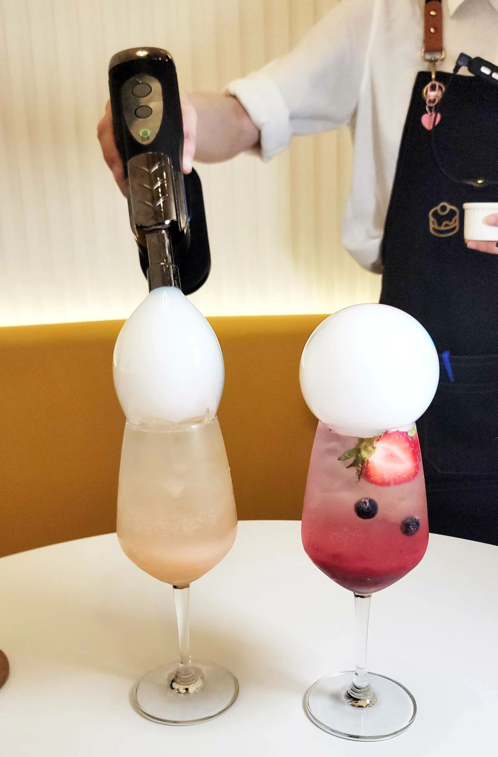 服務人員製作氣泡飲泡泡