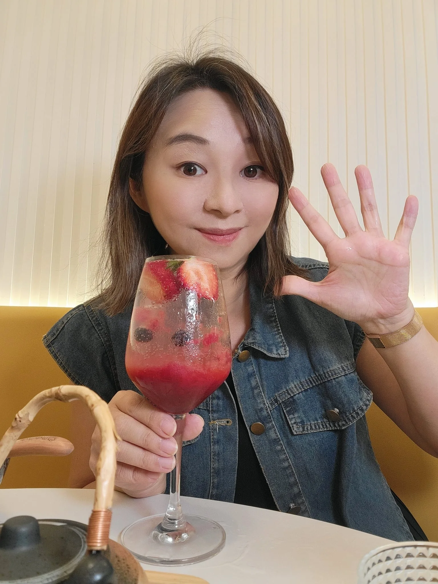 阿如手持白桃多多氣泡飲