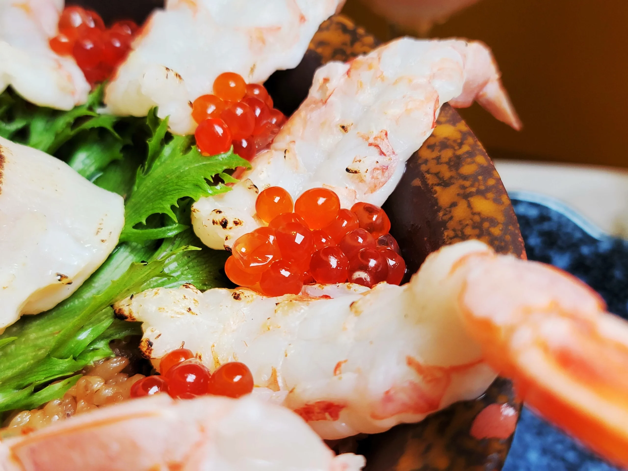 炙燒鮮蝦與鮭魚卵釜飯