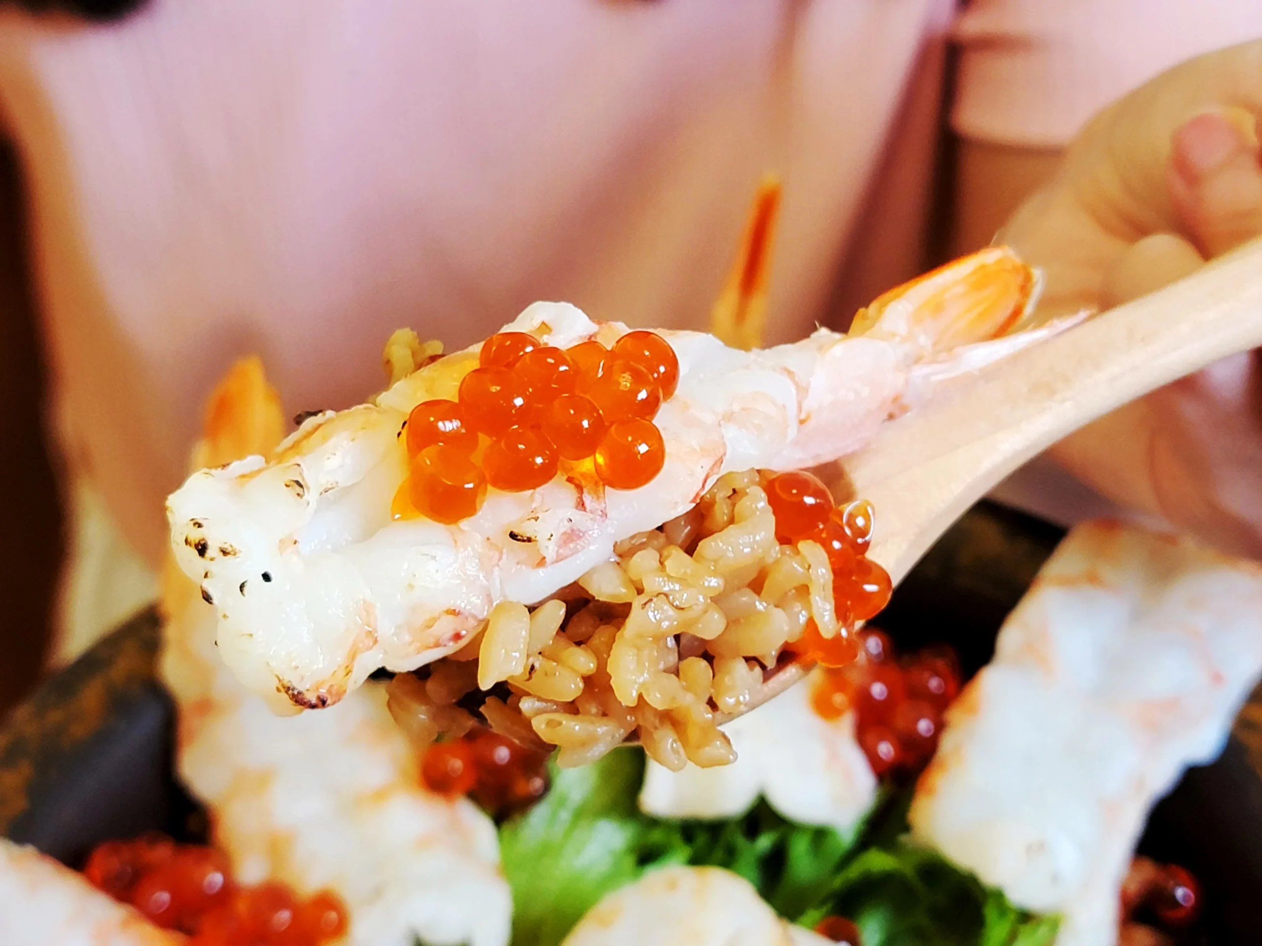 湯匙盛起花蓮富里米釜飯