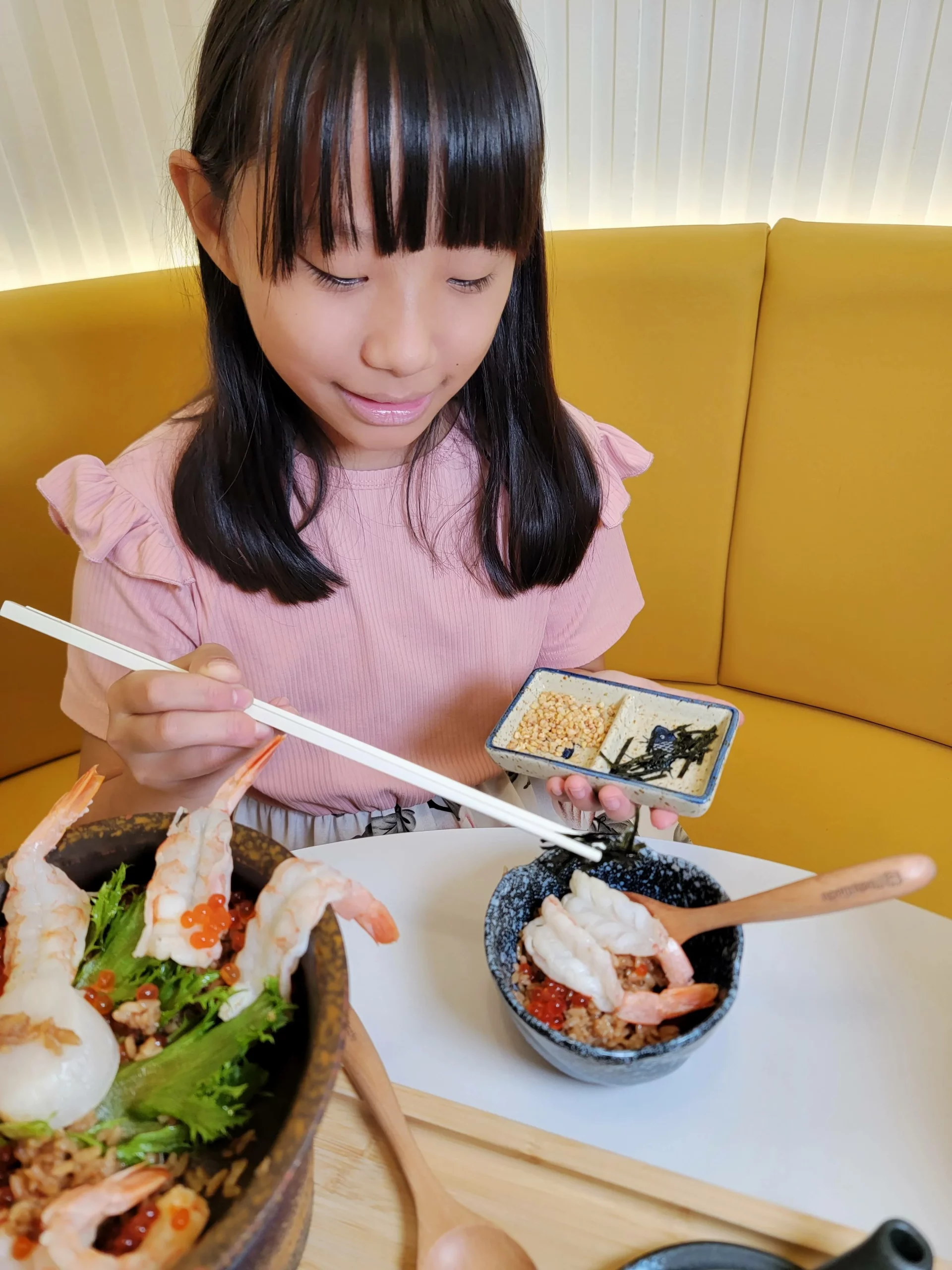小朋友享用 Mochi Mochi 釜飯
