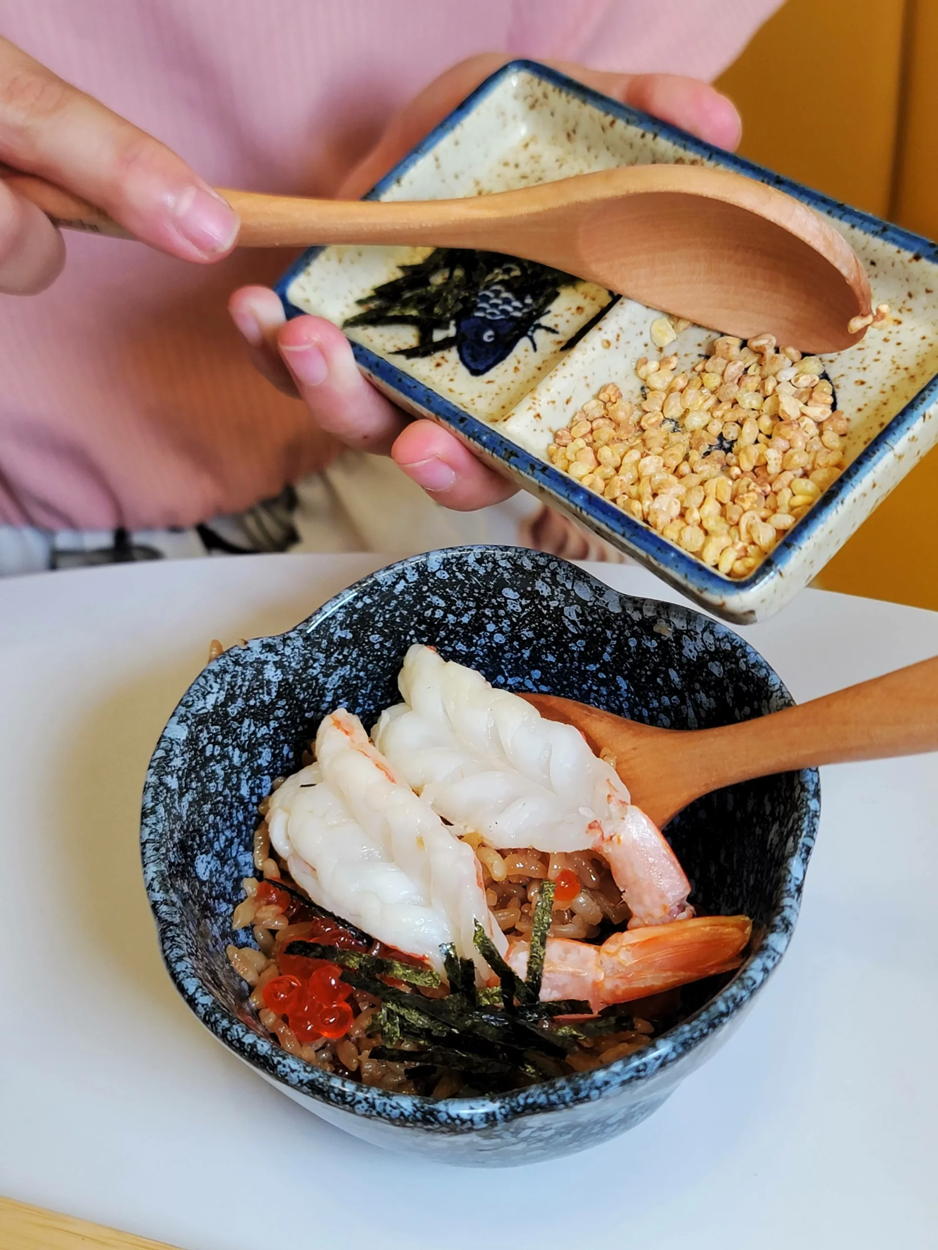 釜飯拌入海苔與米香配料