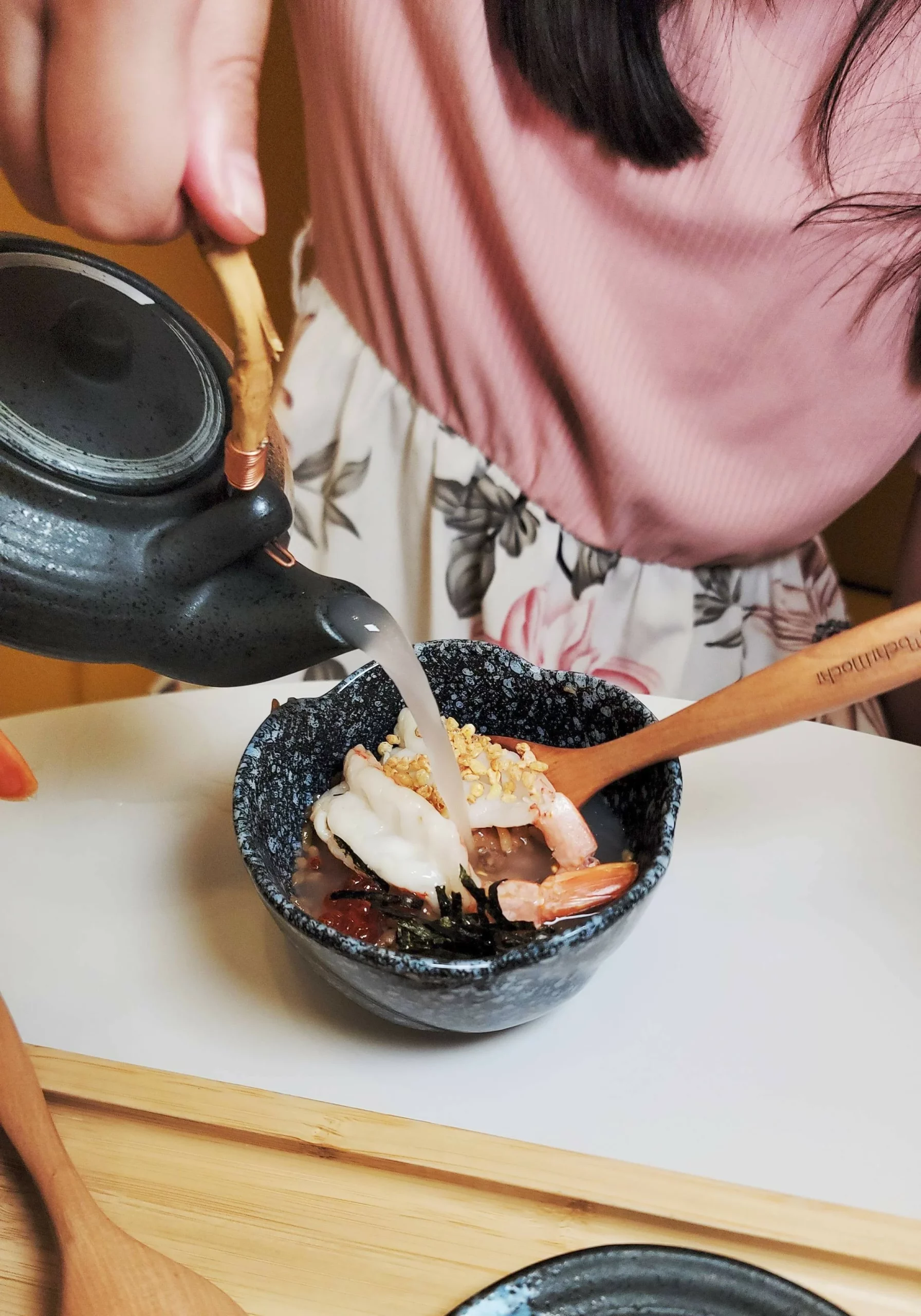 將野菇雞湯倒入釜飯