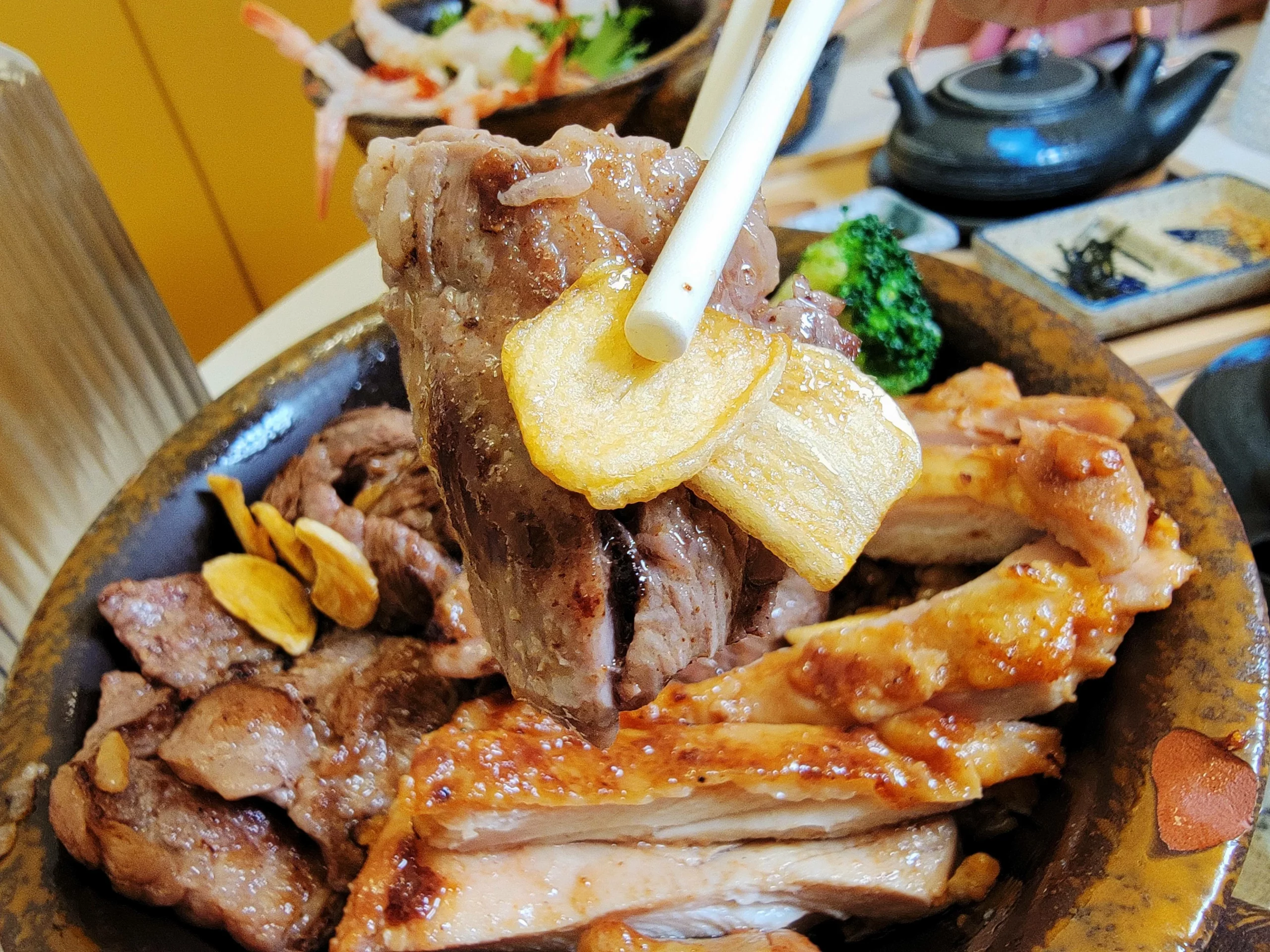 牛小排搭配蒜片與檸檬