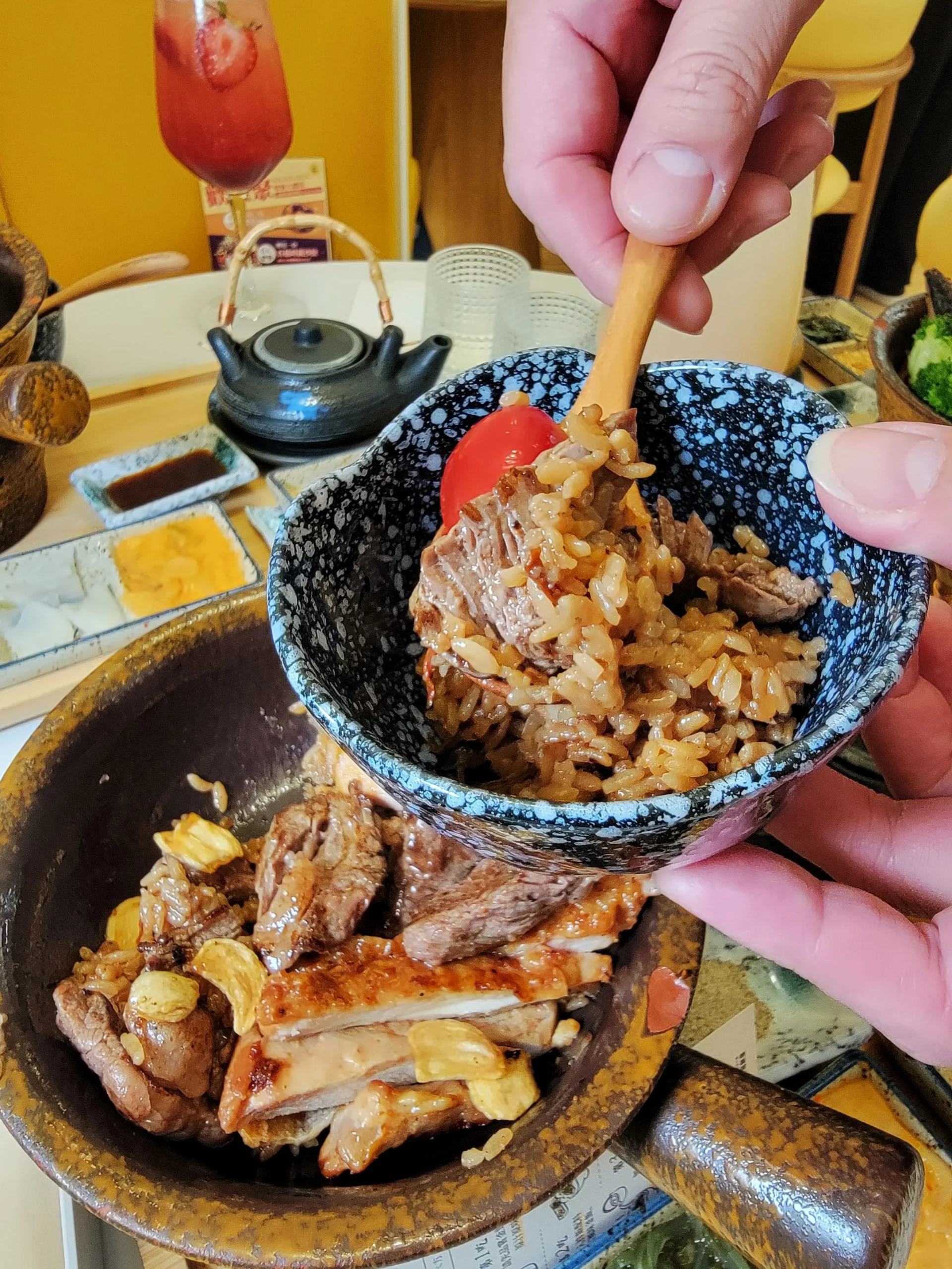 拌勻醬汁與肉汁的釜飯