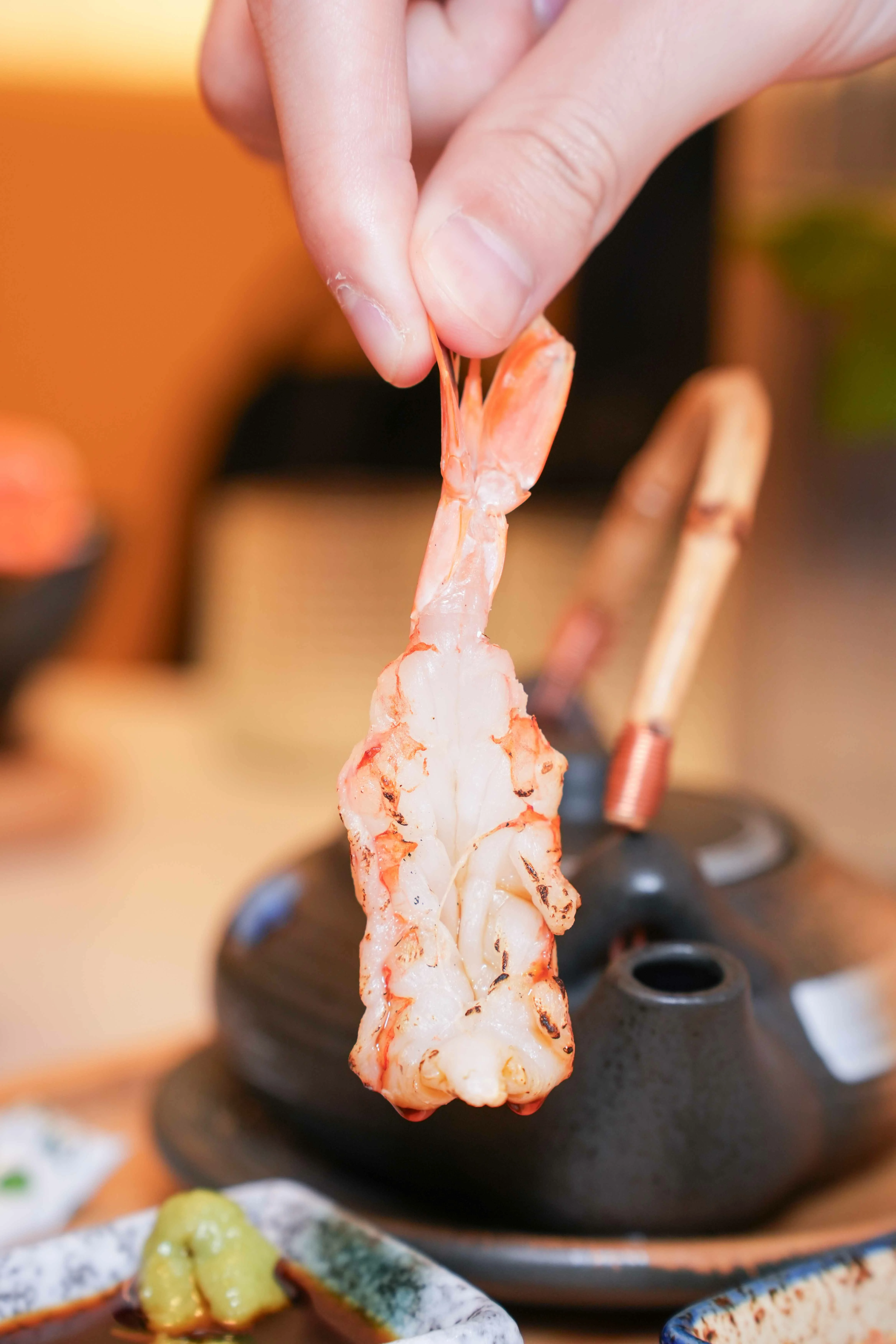 筷子夾起釜飯鮮蝦