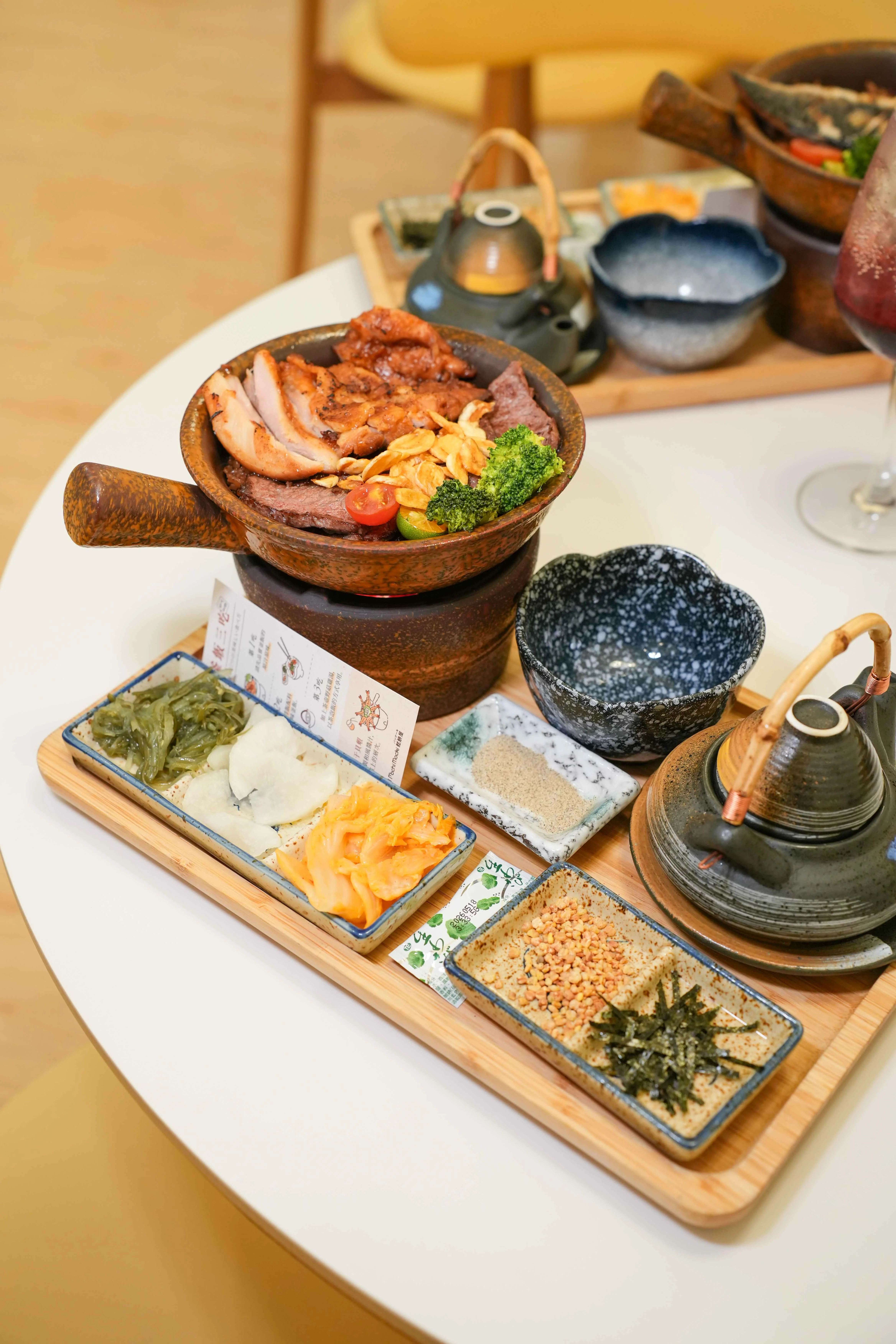 烤雞牛小排釜飯與配菜