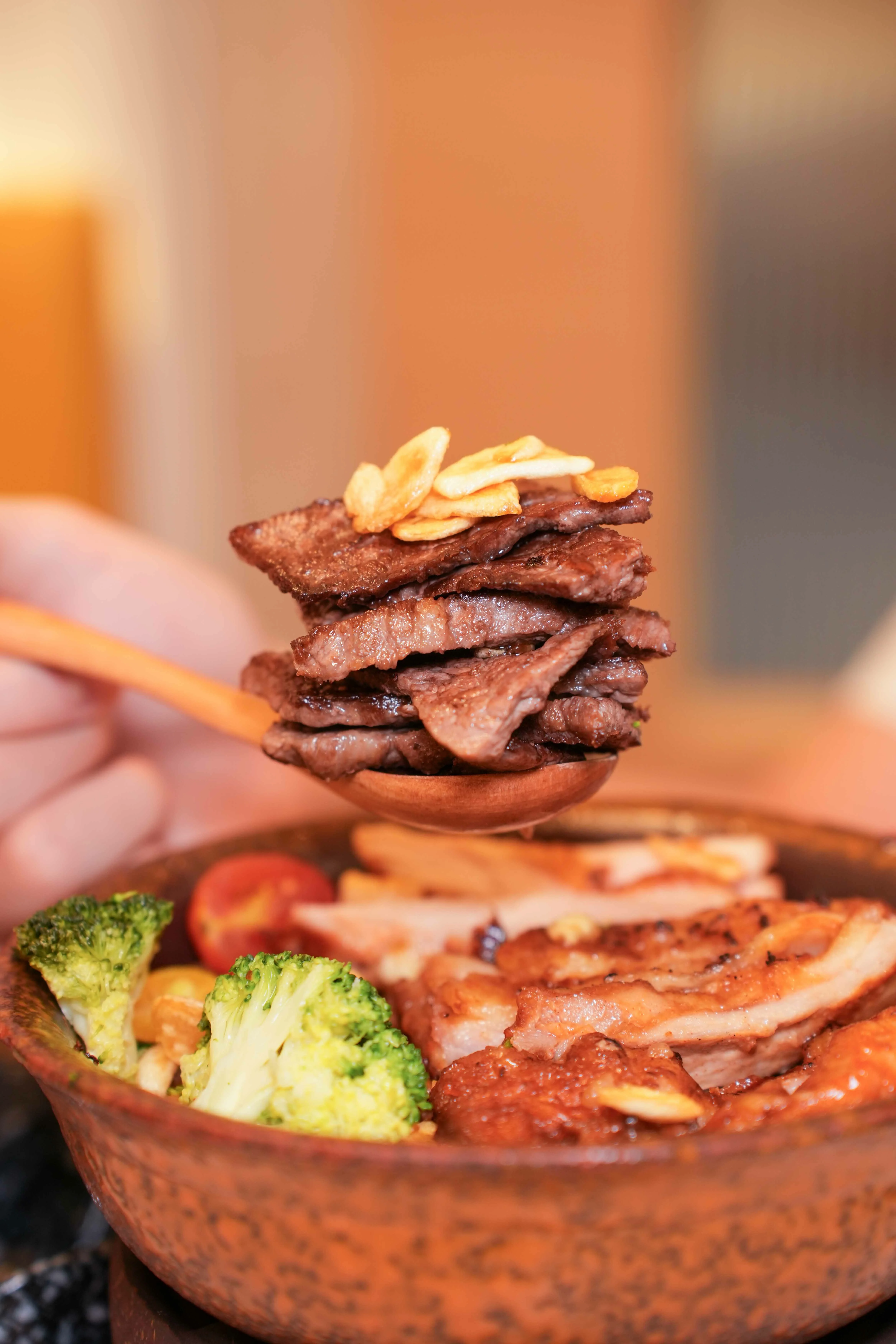 筷子夾起牛小排