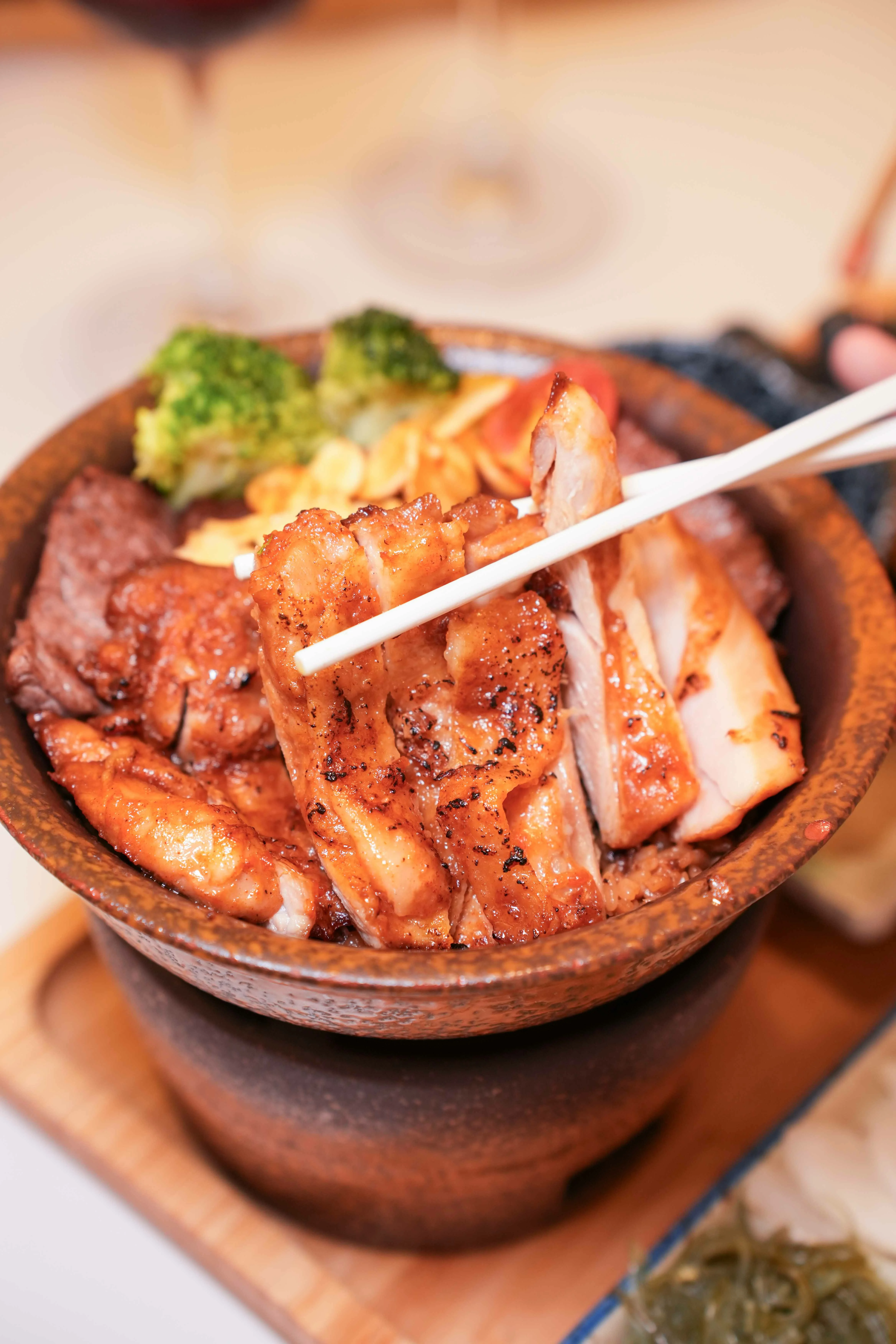 筷子夾起香煎雞肉