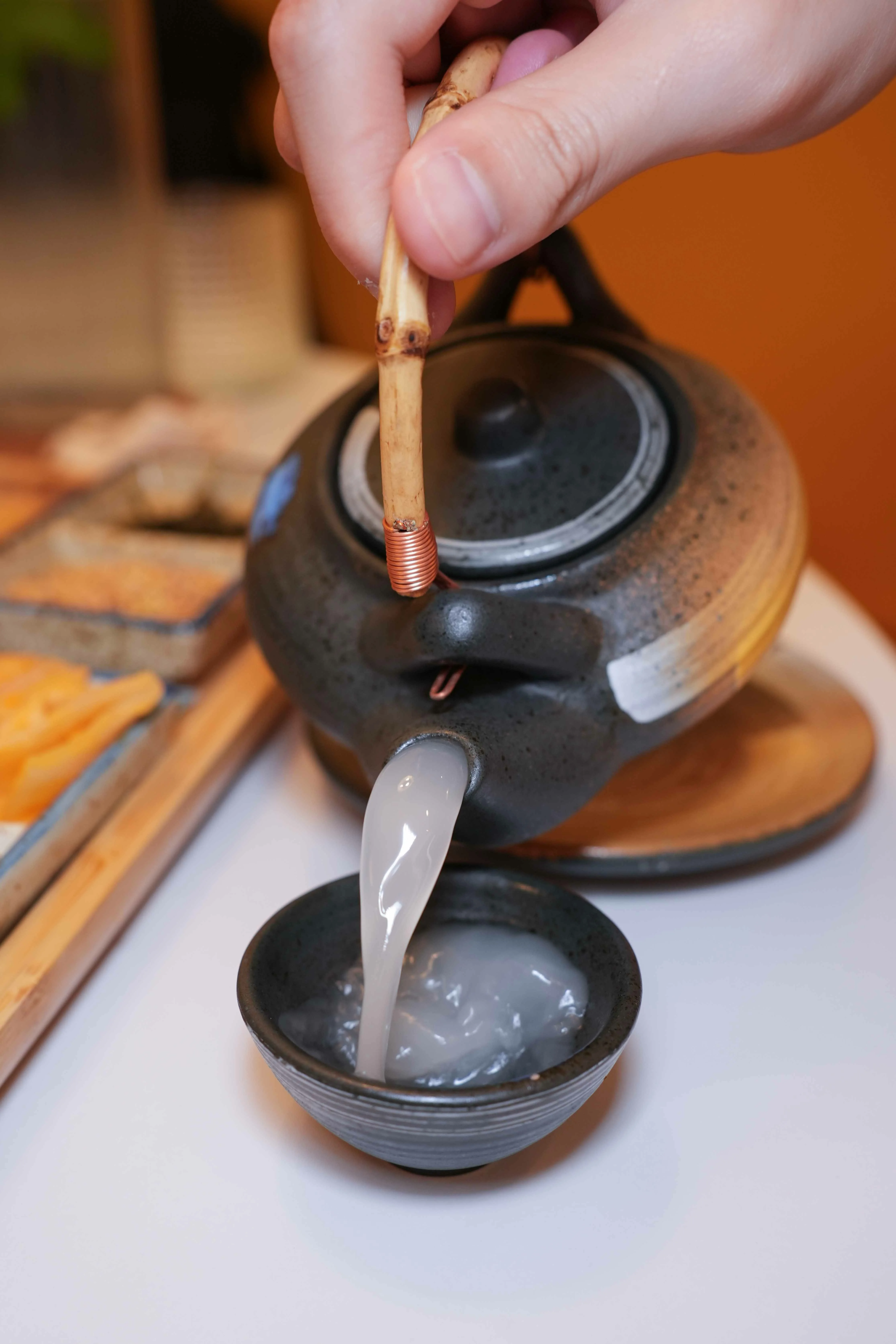 土瓶雞湯倒入小杯