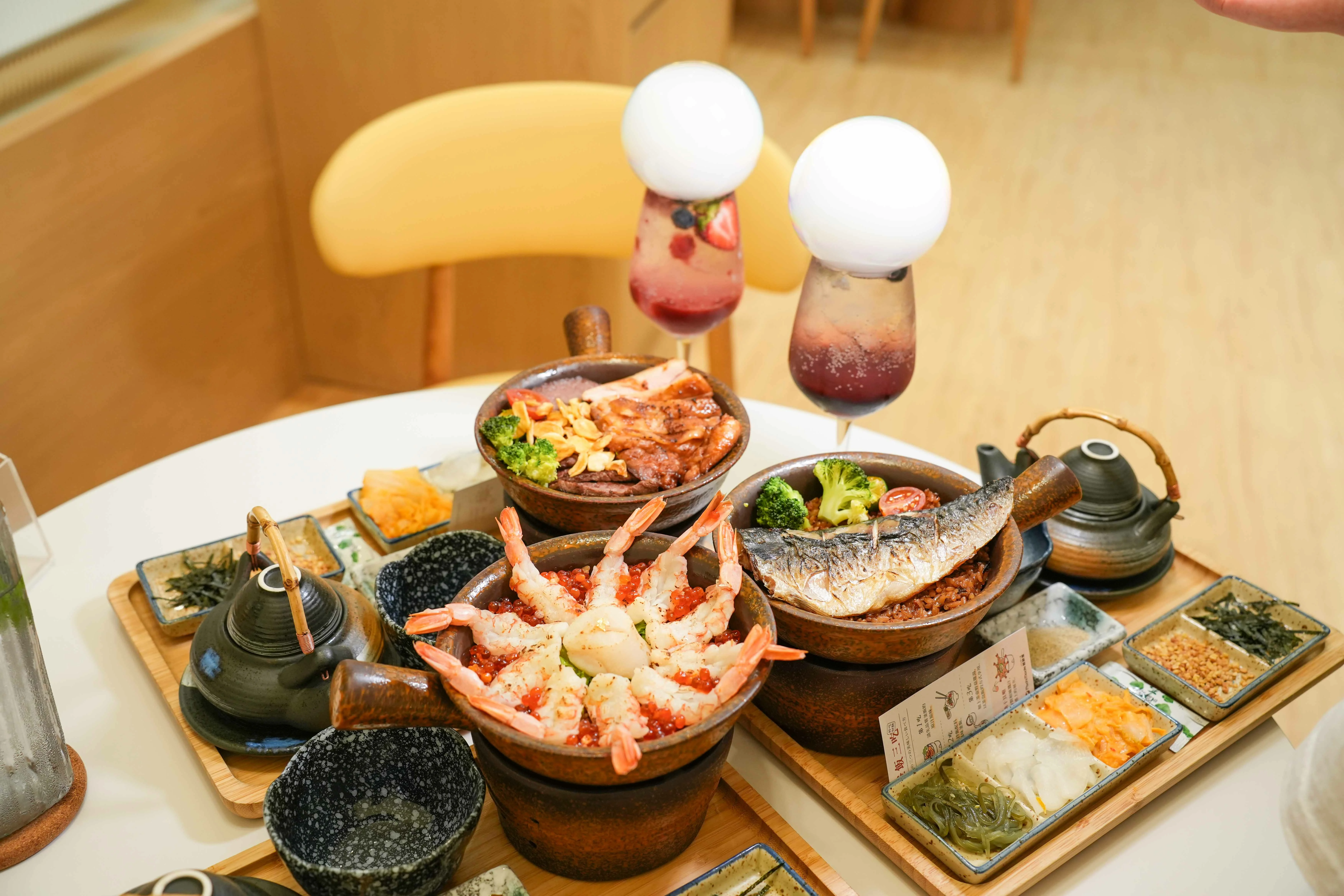 三款釜飯與兩杯氣泡飲合照