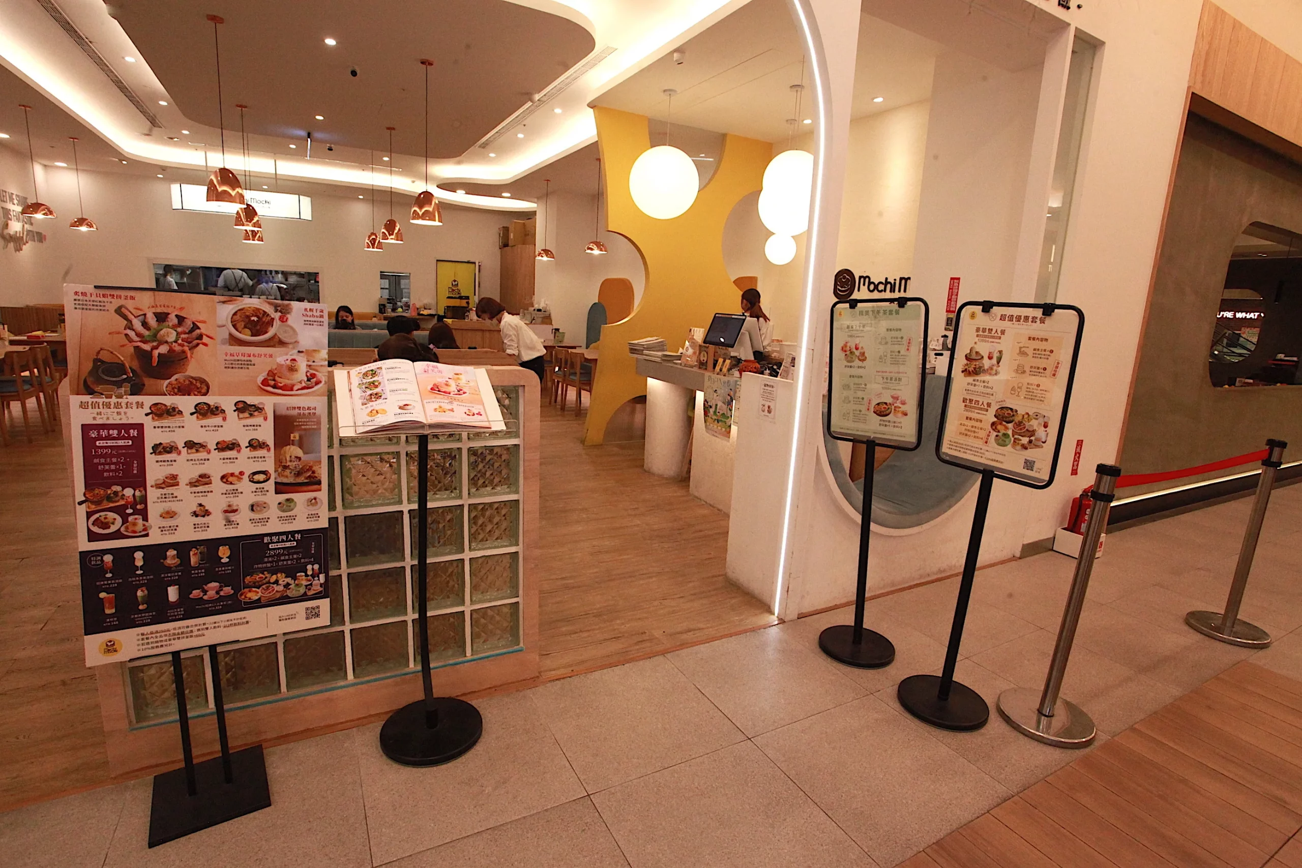 台南三井店入口候位區