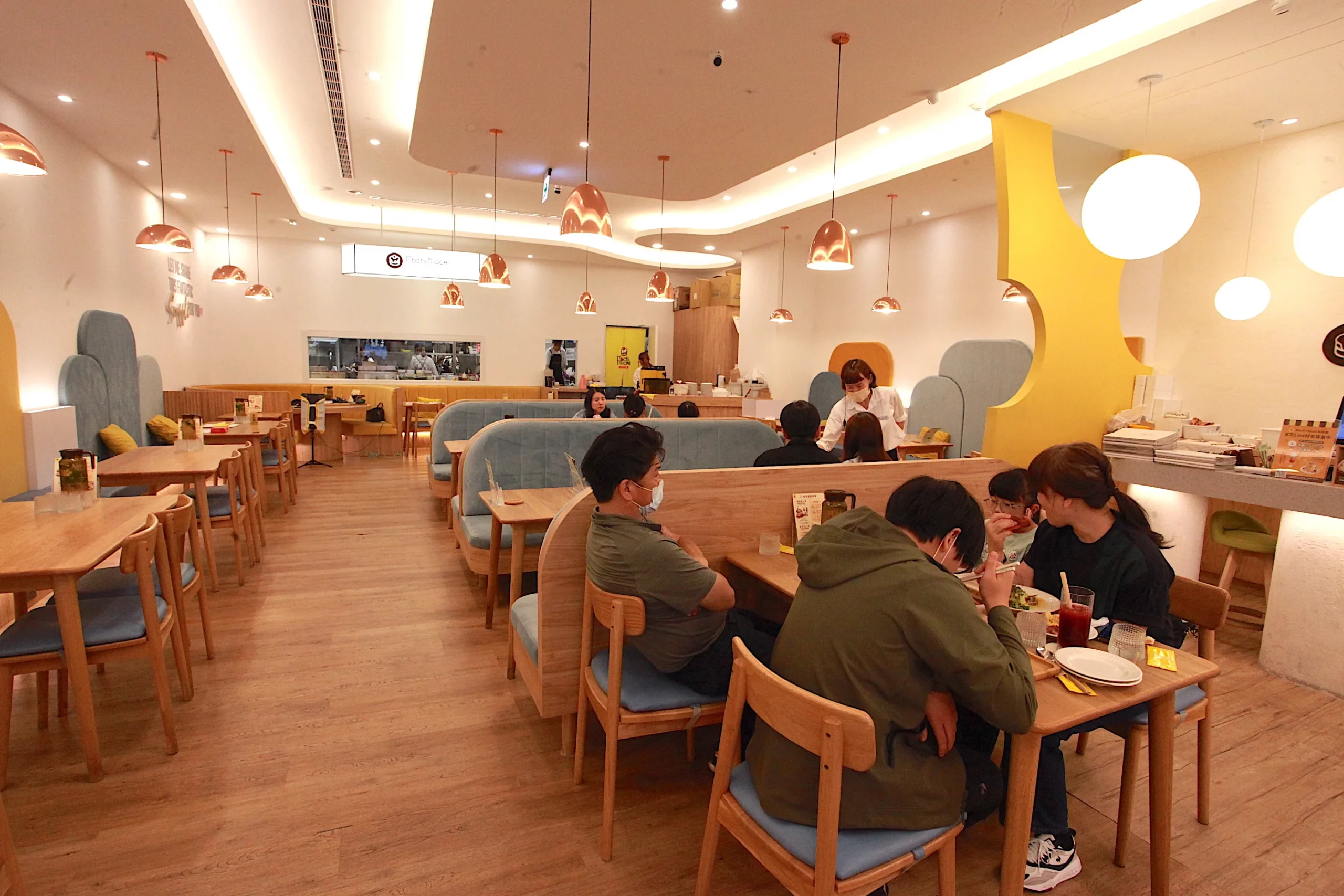 台南三井店挑高用餐區