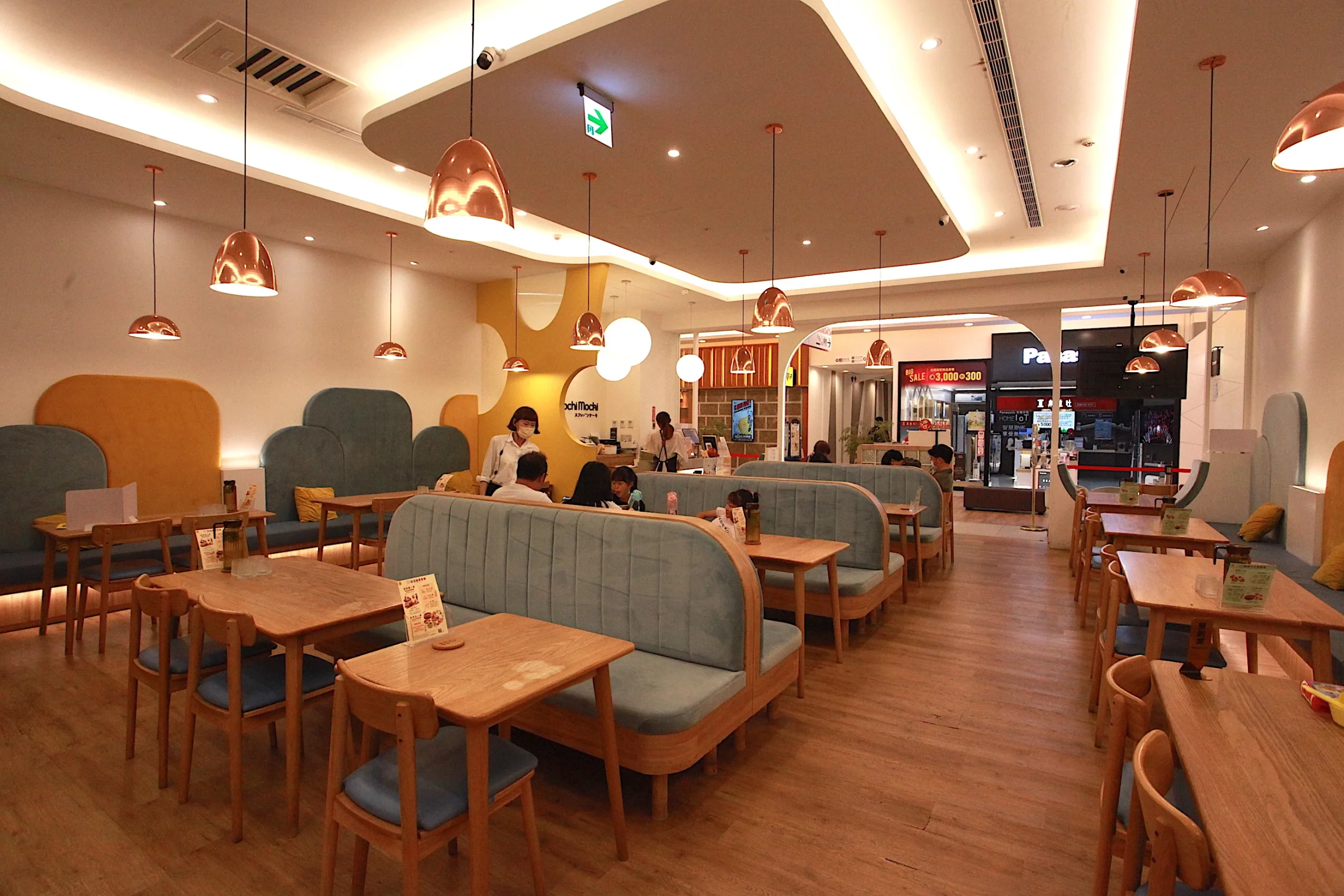 從店內後方向入口拍攝的用餐空間