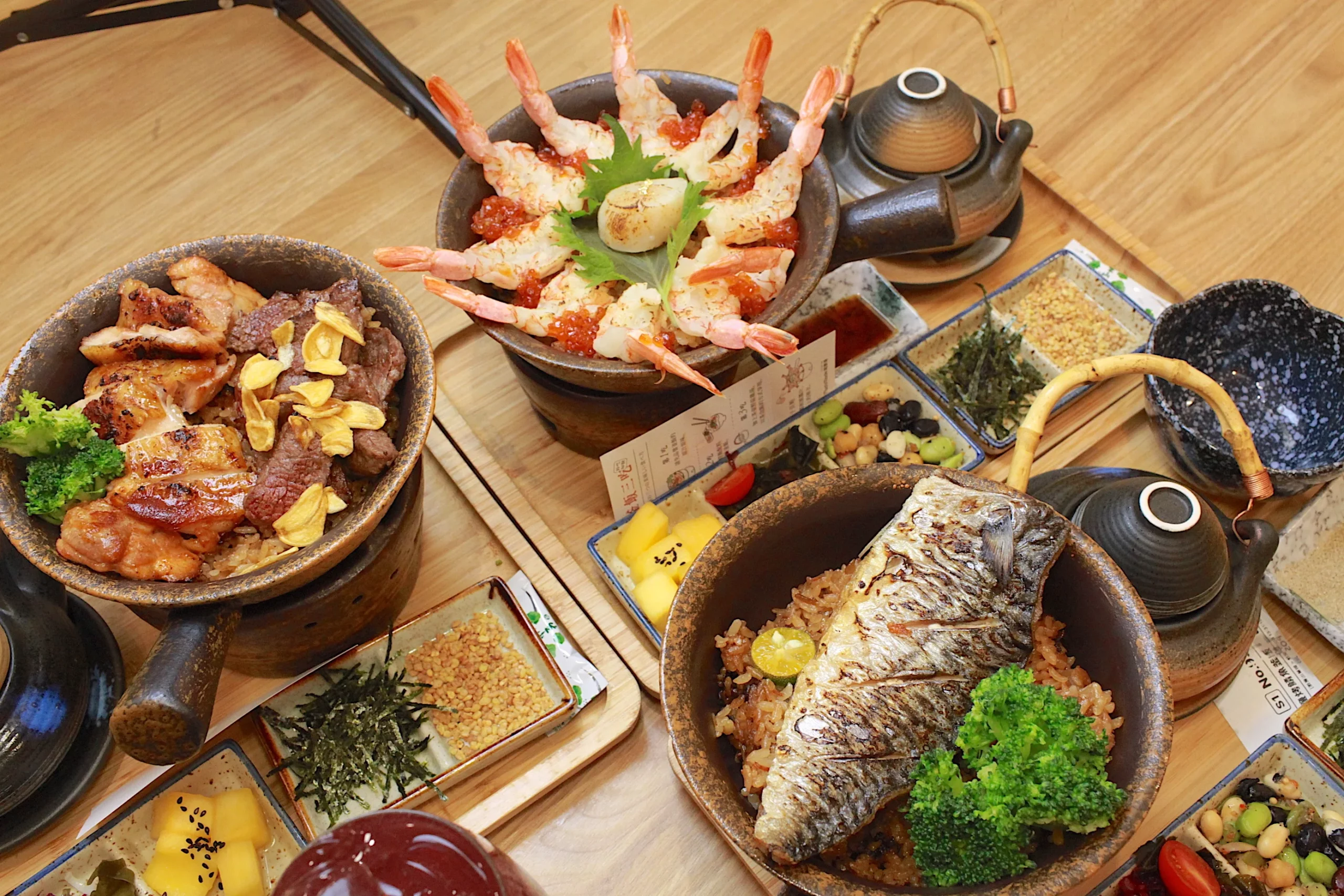 三款釜飯套餐與氣泡飲桌景