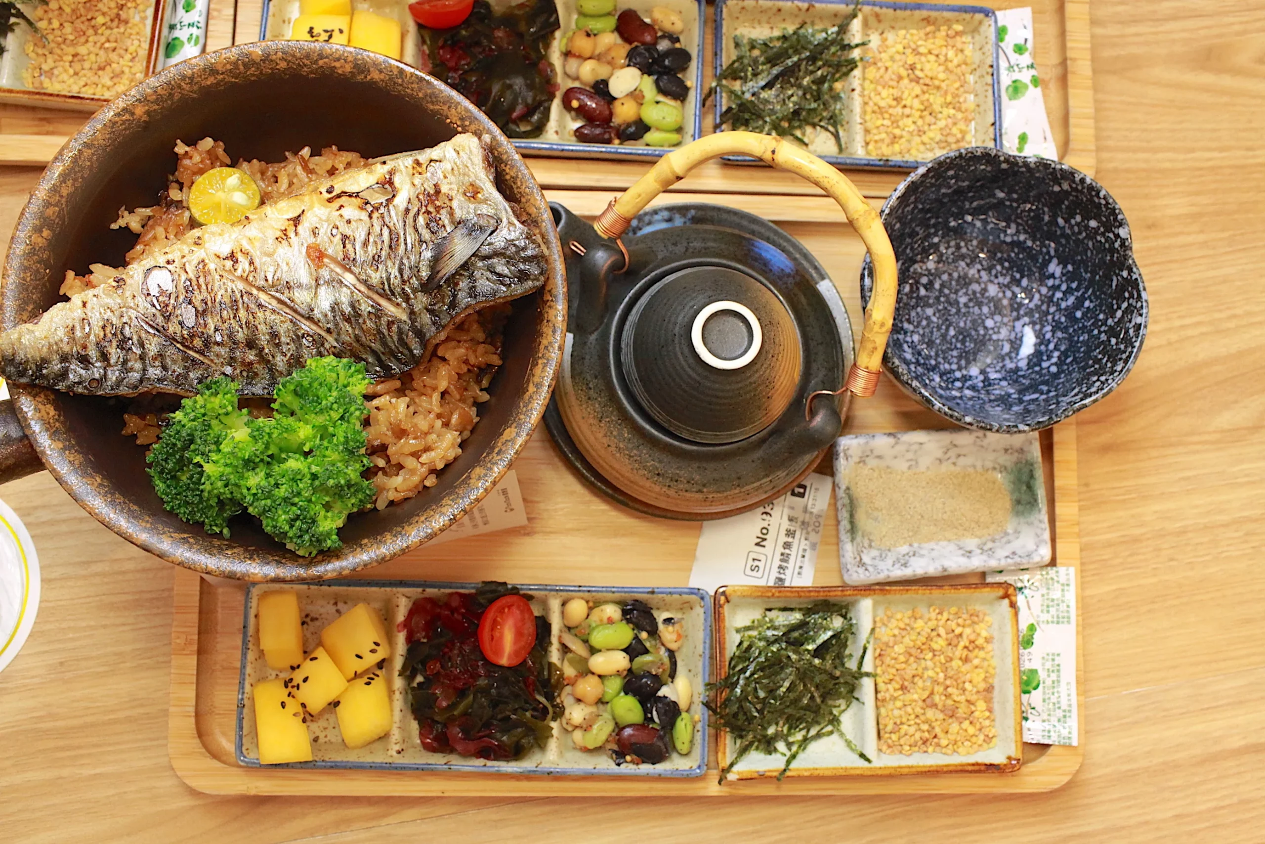 鹽烤鯖魚釜飯套餐俯視