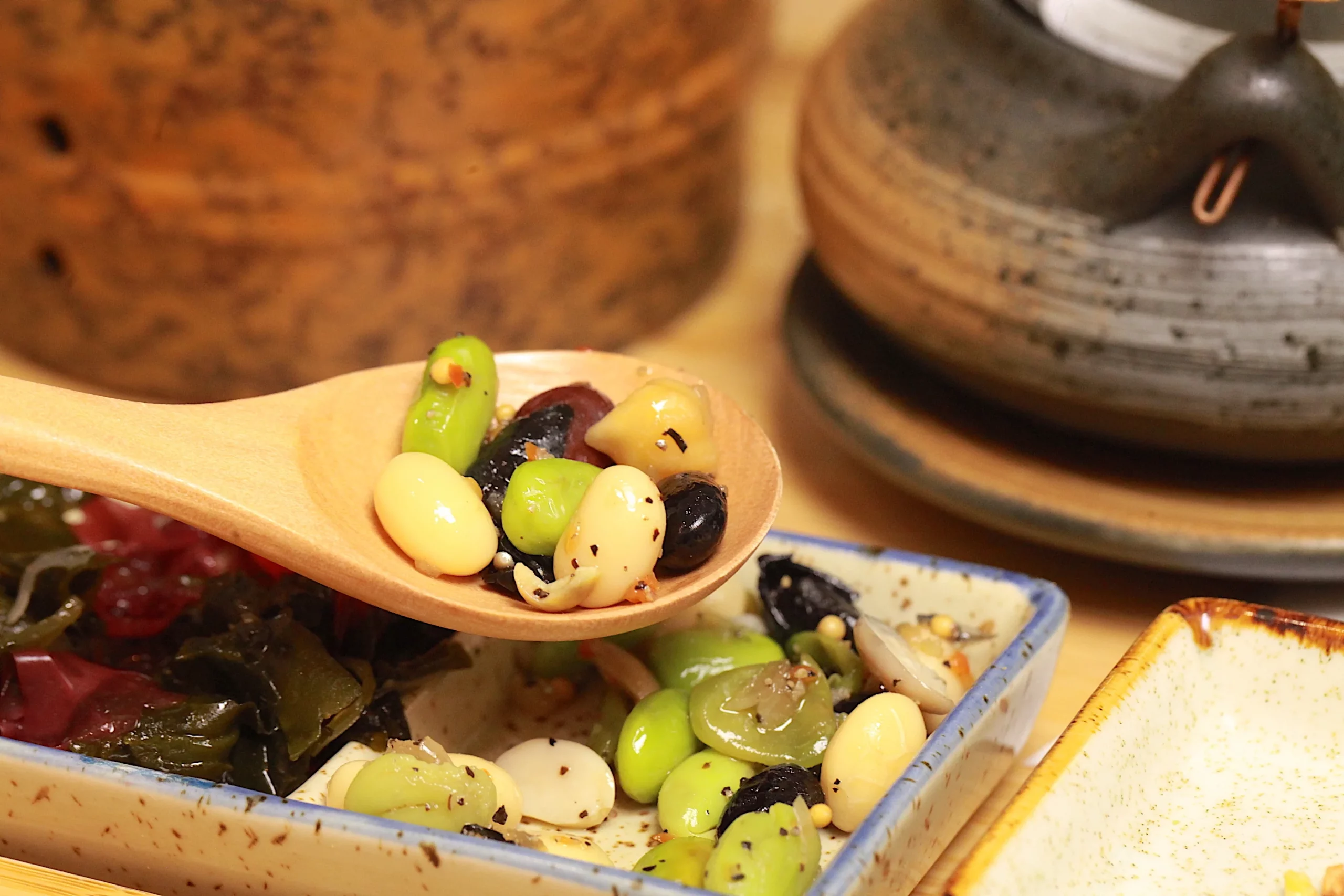 釜飯套餐的毛豆與豆類小菜