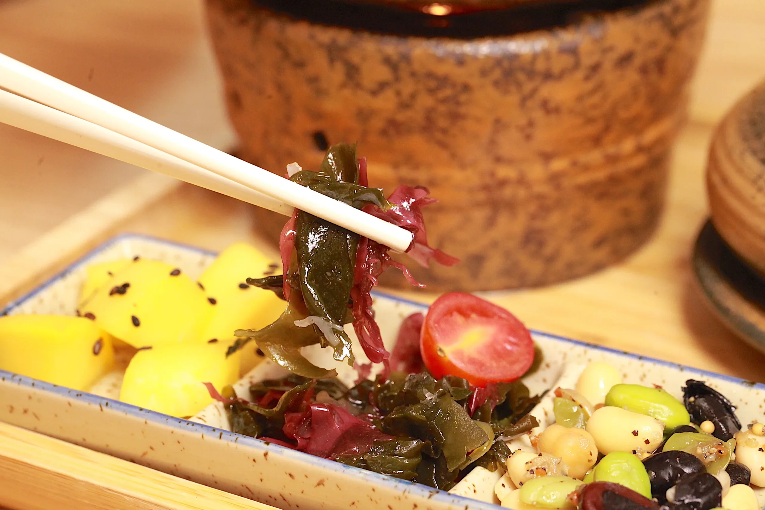 釜飯套餐的海帶與洛神花小菜