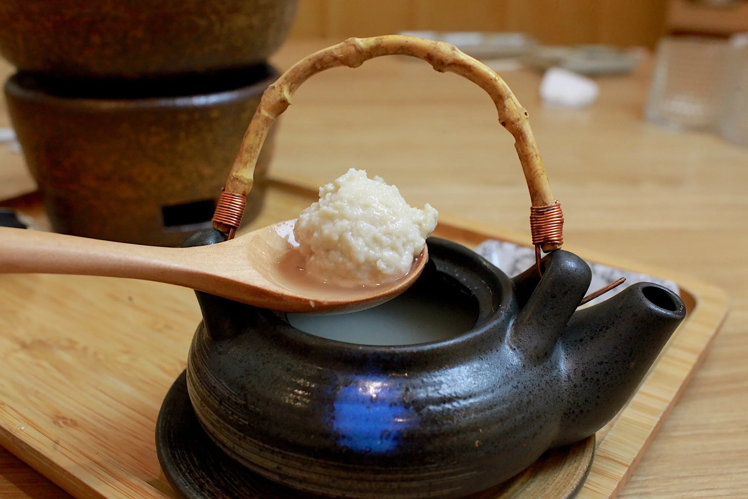 湯匙盛起雞肉丸與野菇雞湯