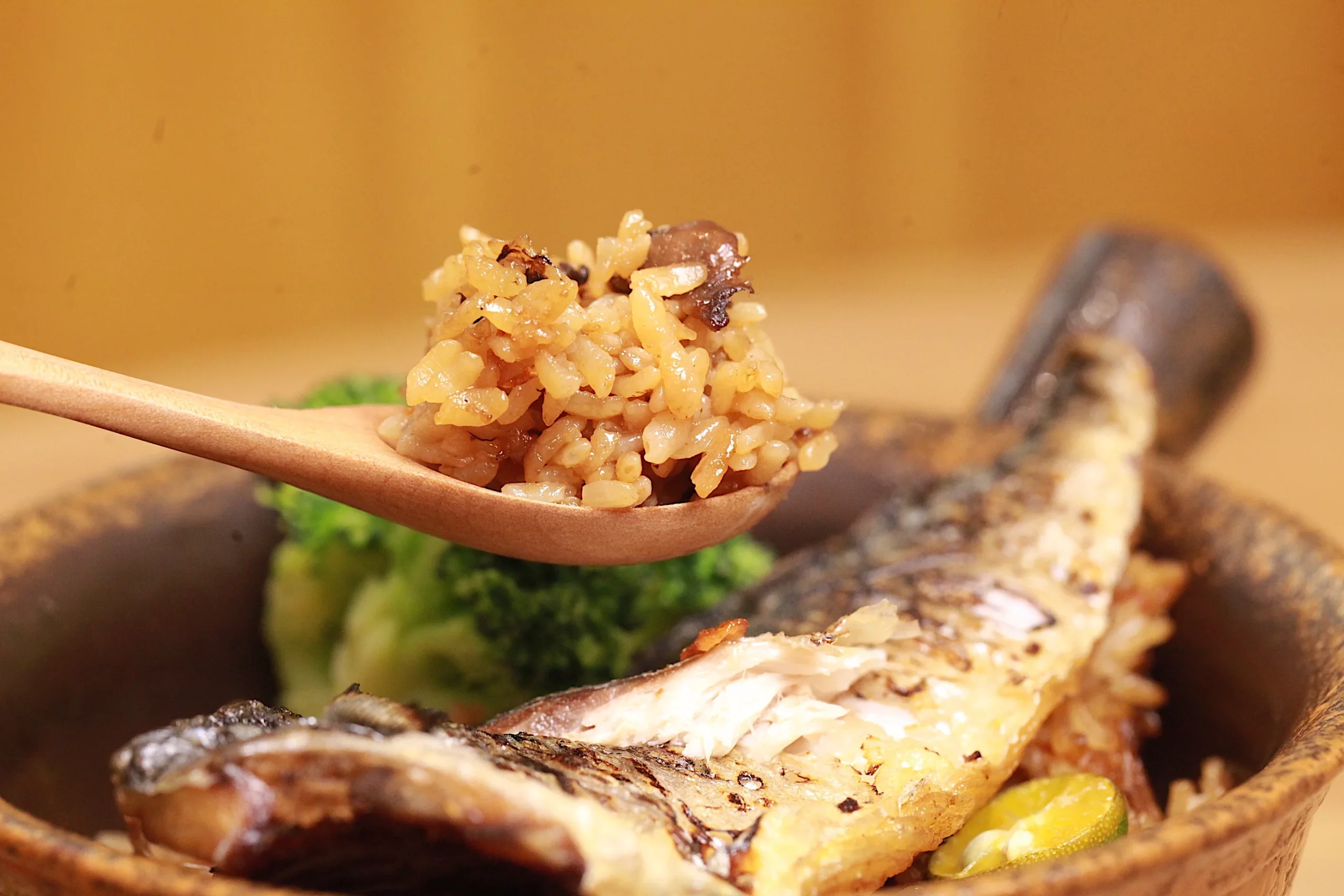 湯匙盛起鹽烤鯖魚釜飯