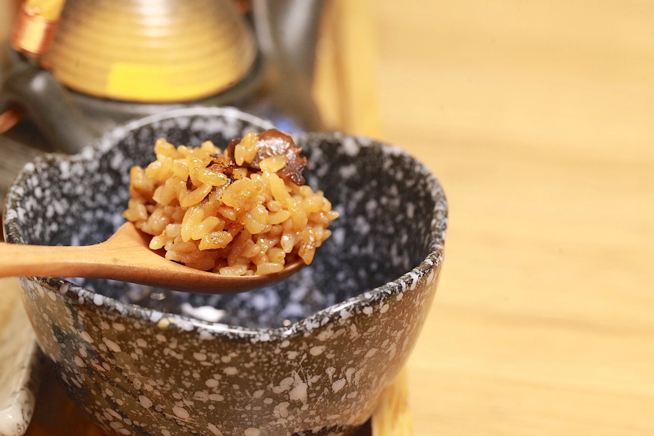 陶碗中的原味釜飯