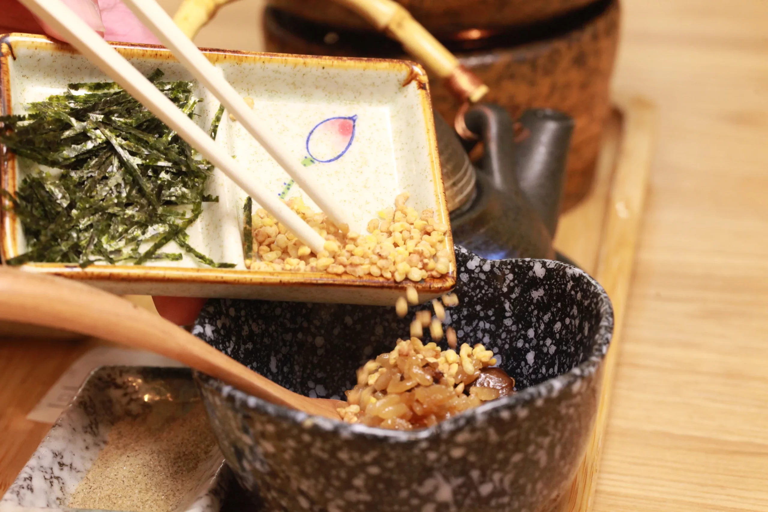 將海苔配料加入釜飯