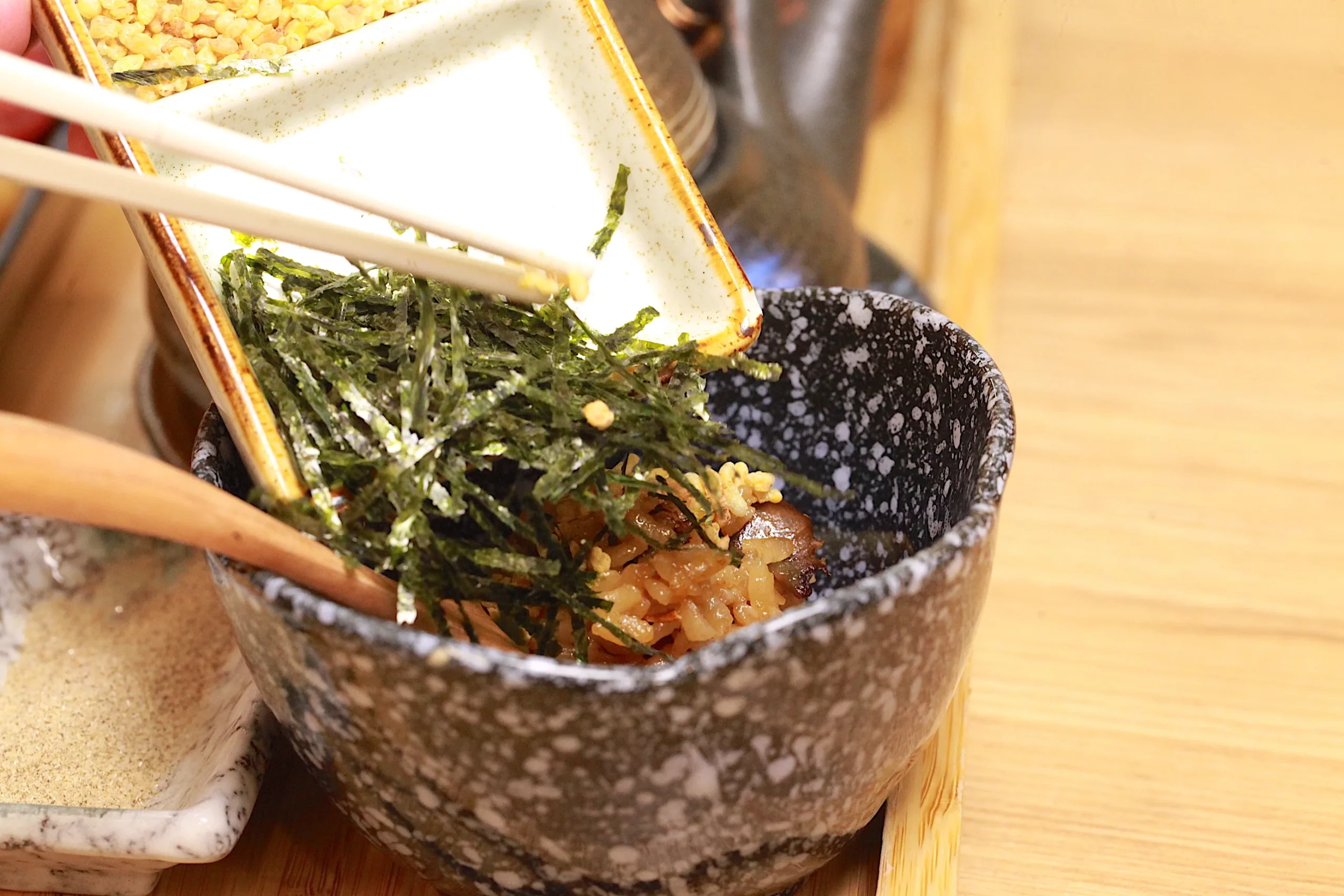 海苔與配料拌入釜飯