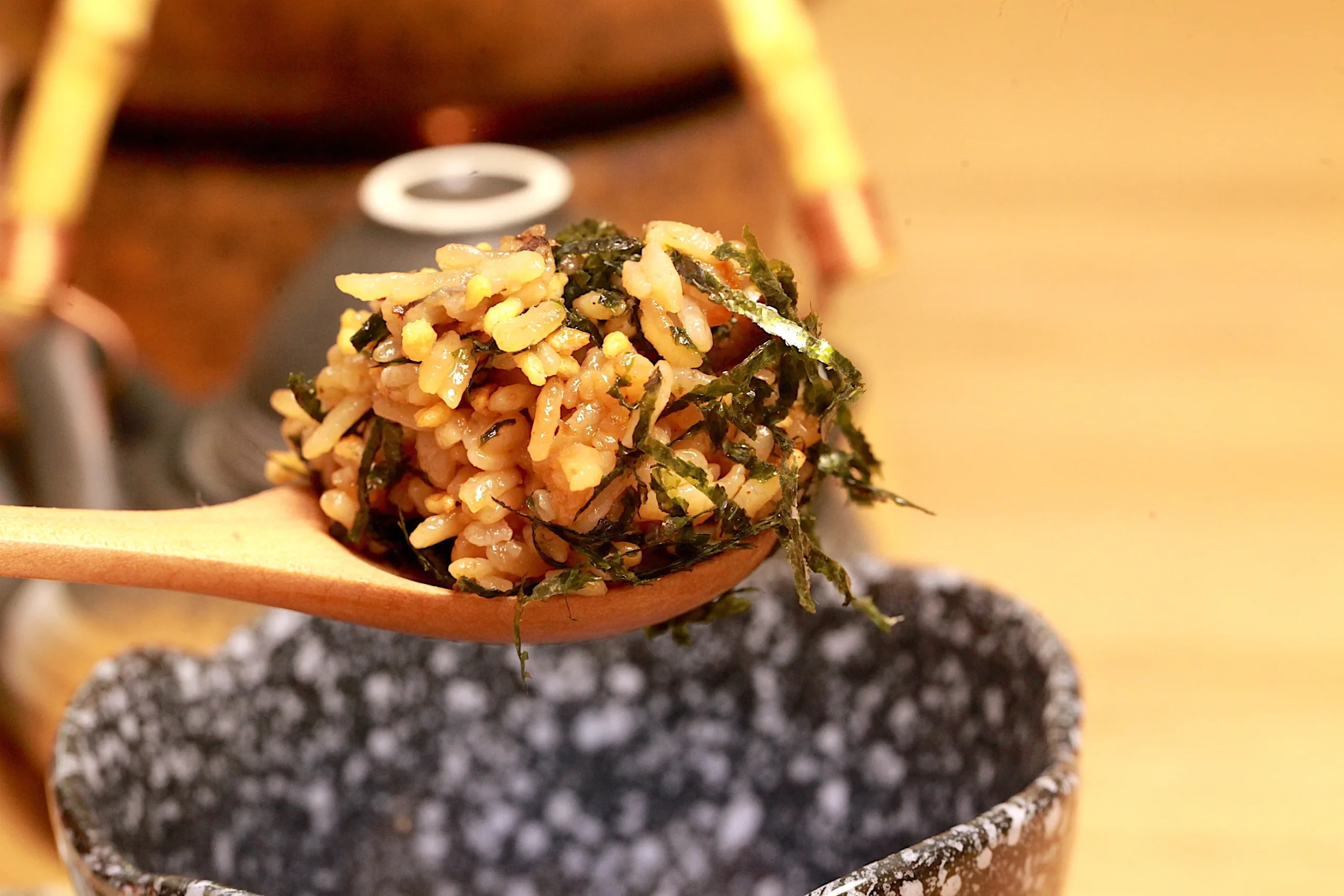 湯匙盛起加入配料的釜飯
