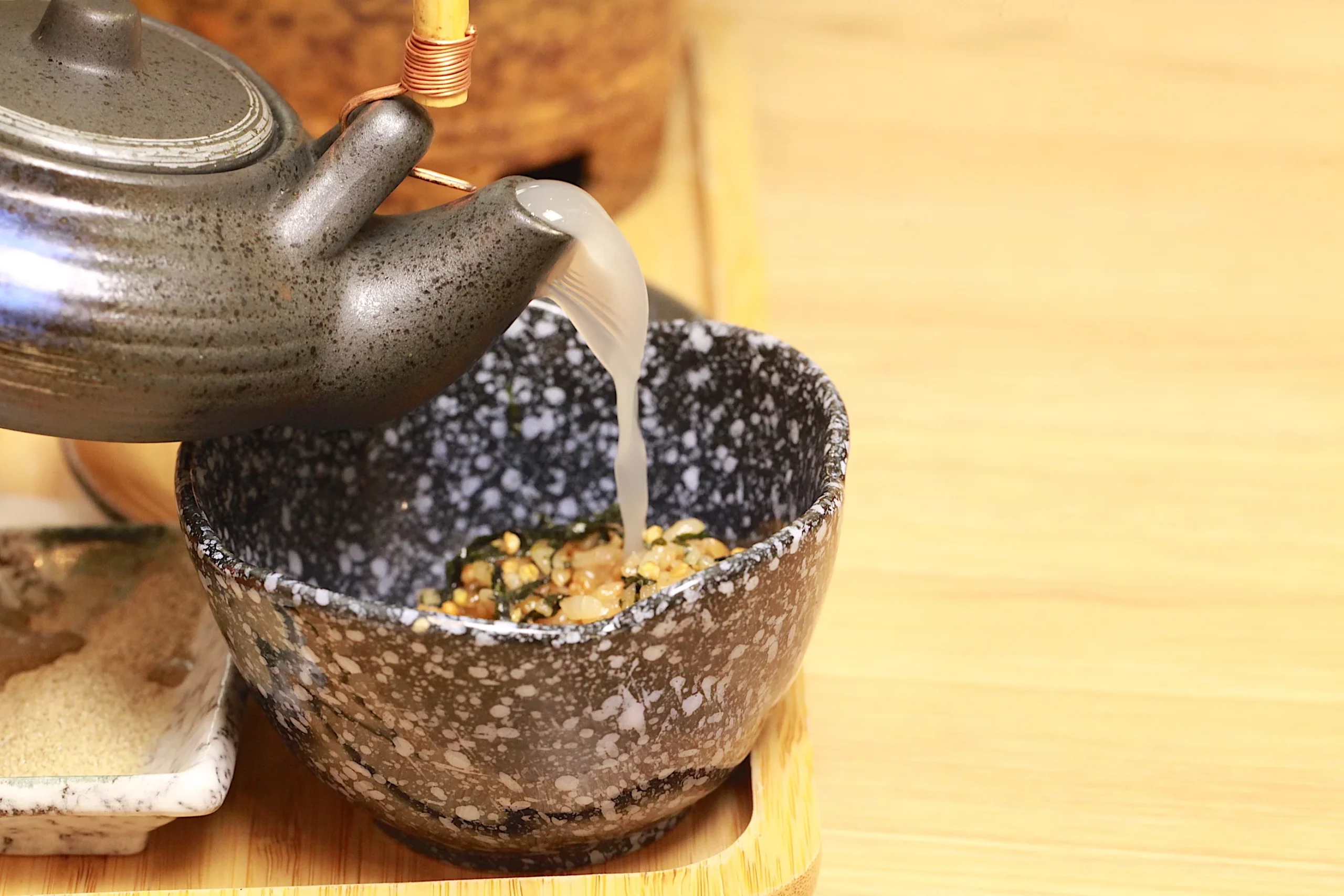 將野菇雞湯倒入釜飯
