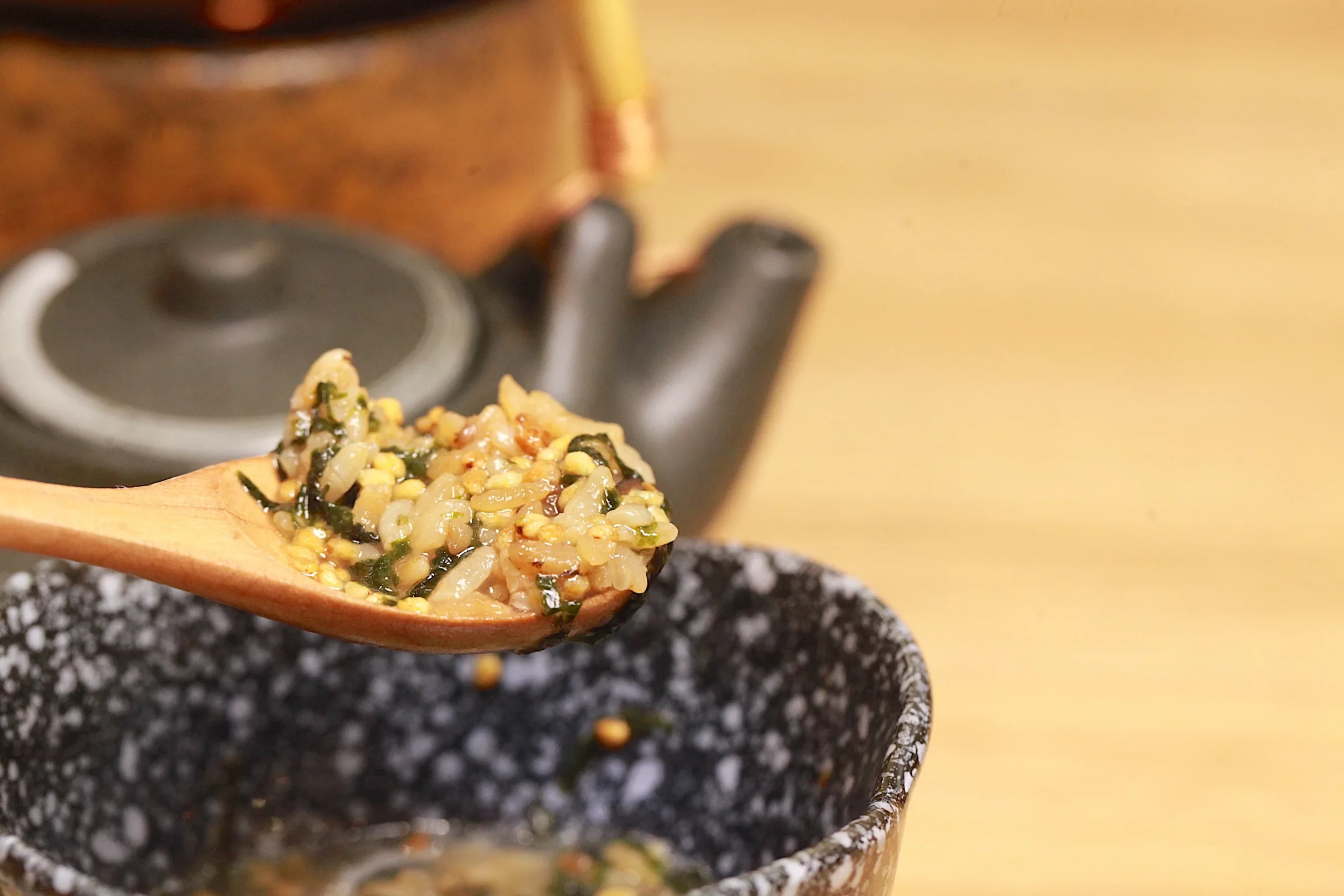 湯匙盛起茶泡飯