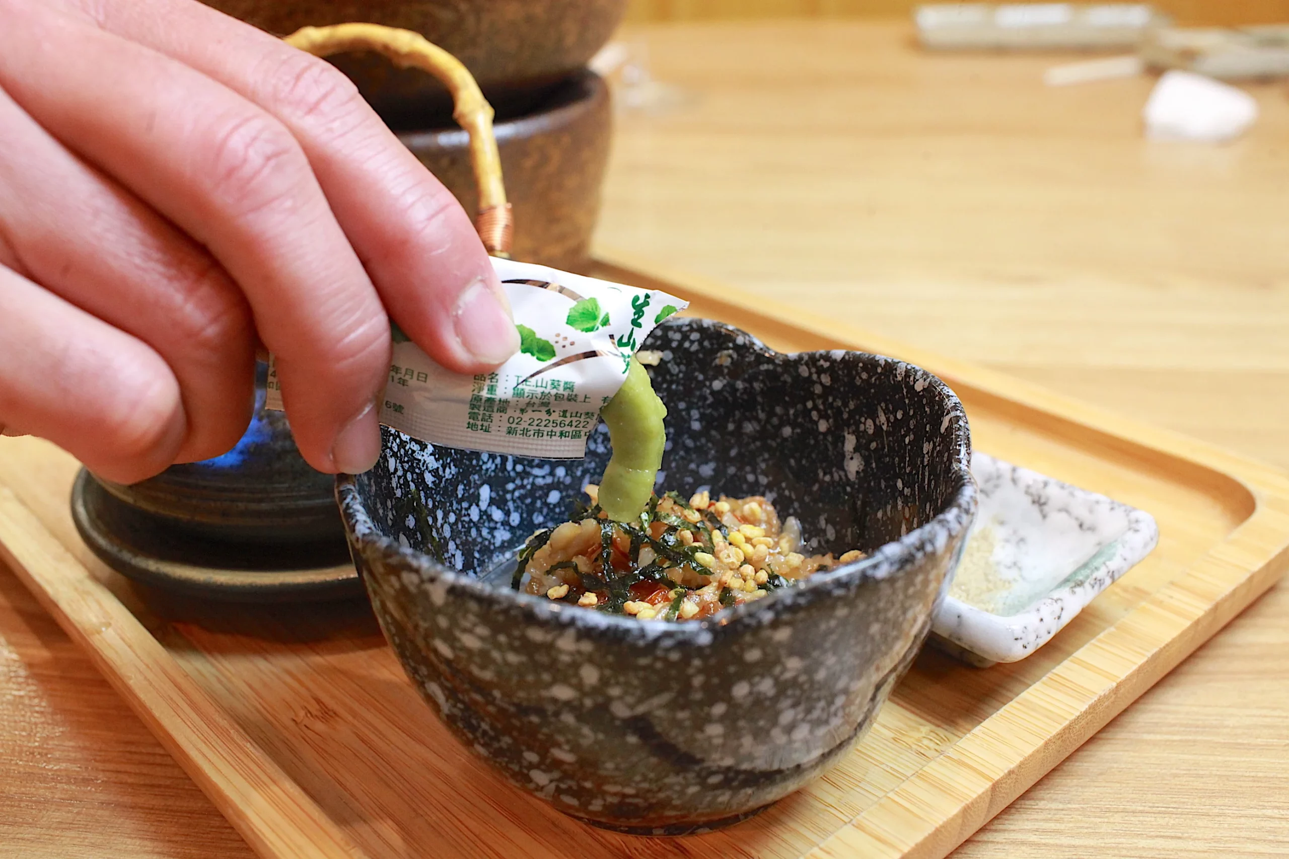 加入芥末醬汁為茶泡飯提味