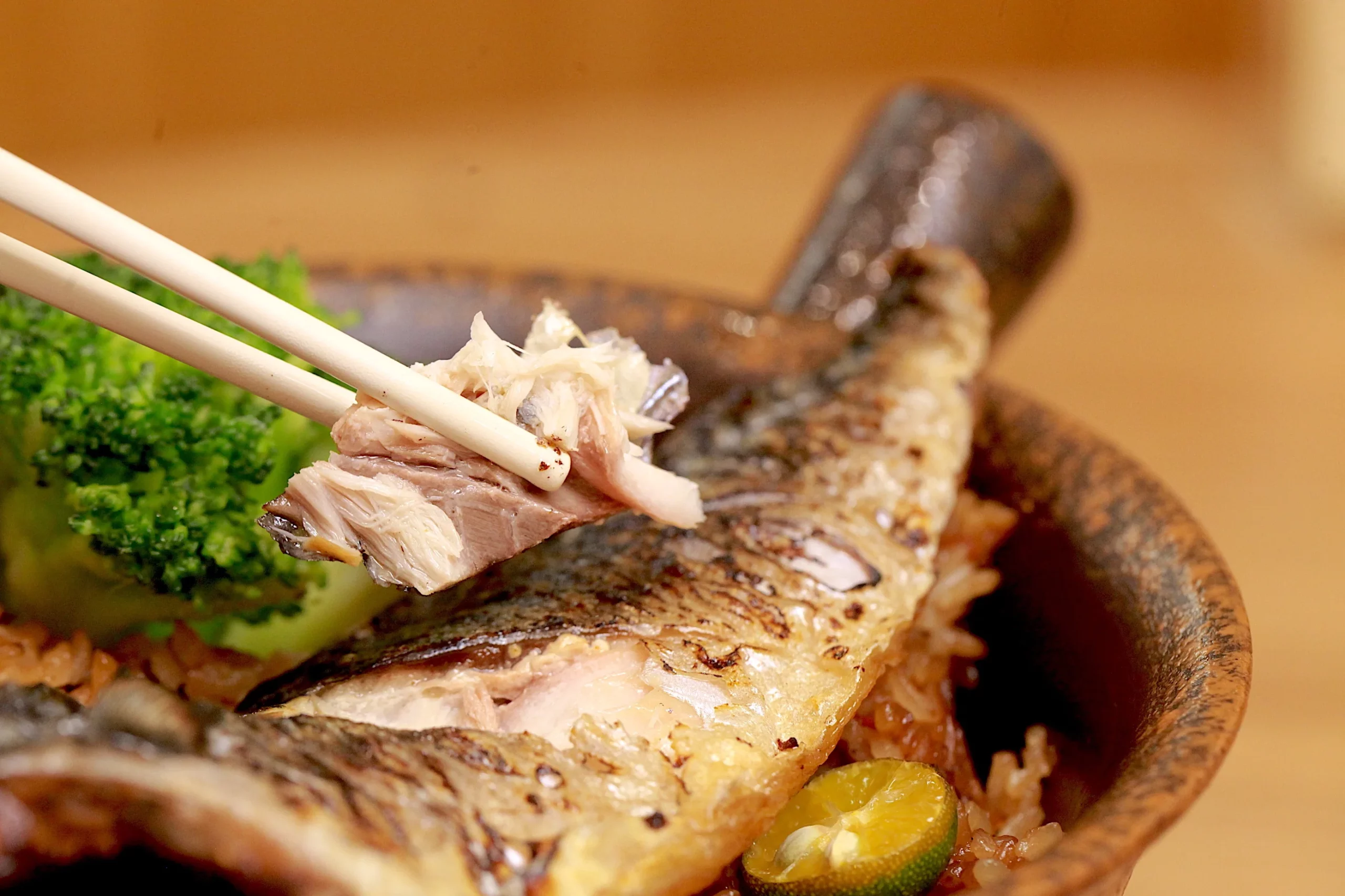 筷子夾起鹽烤鯖魚