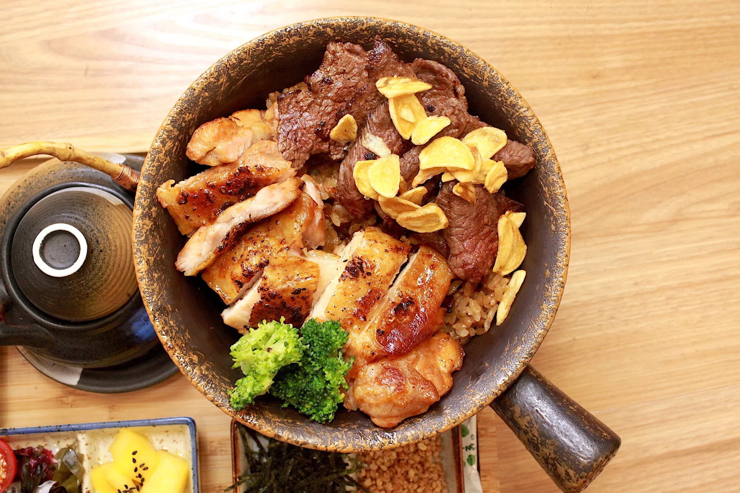 烤雞牛小排雙拼釜飯近照