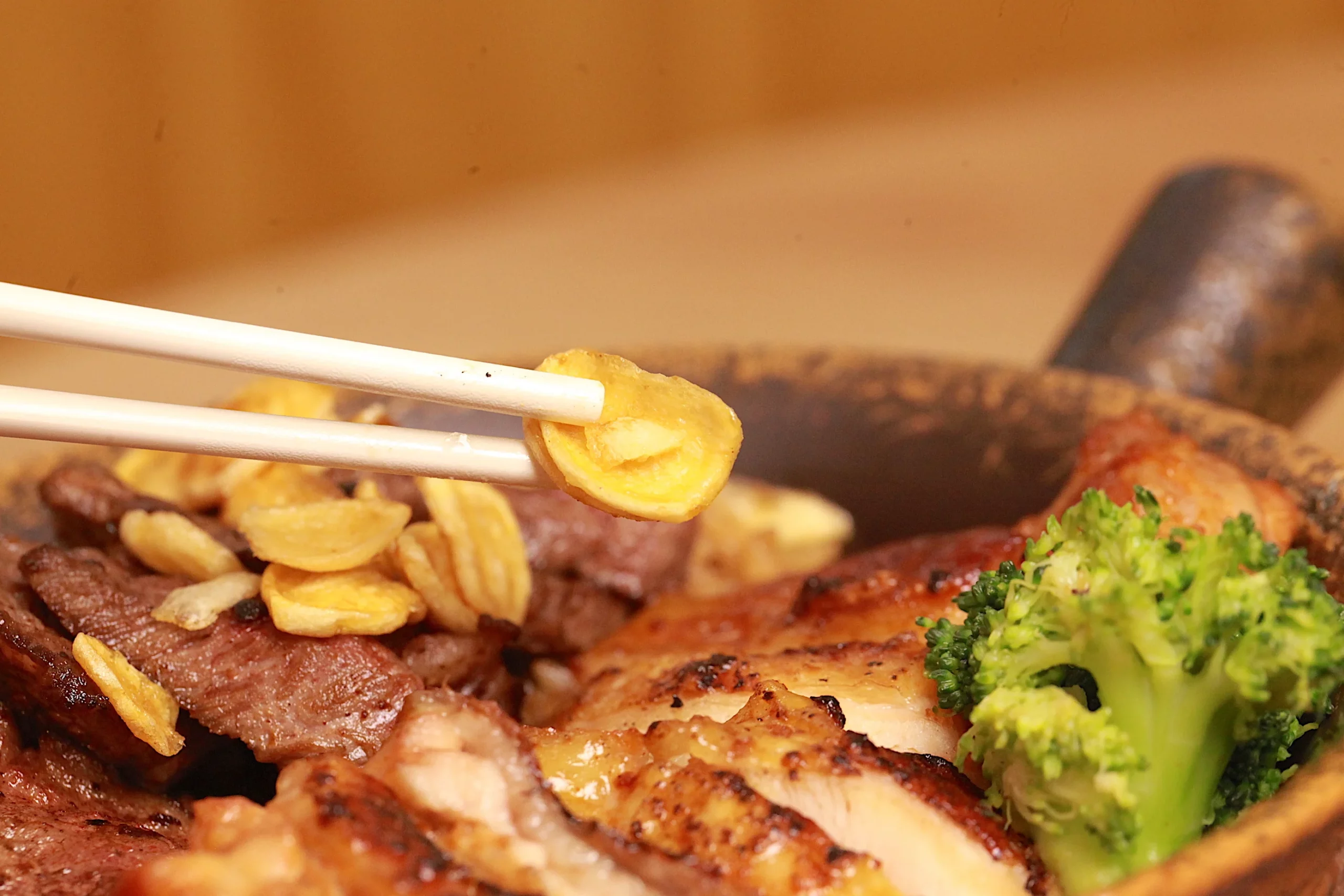 筷子夾起豪華雙拼釜飯配料