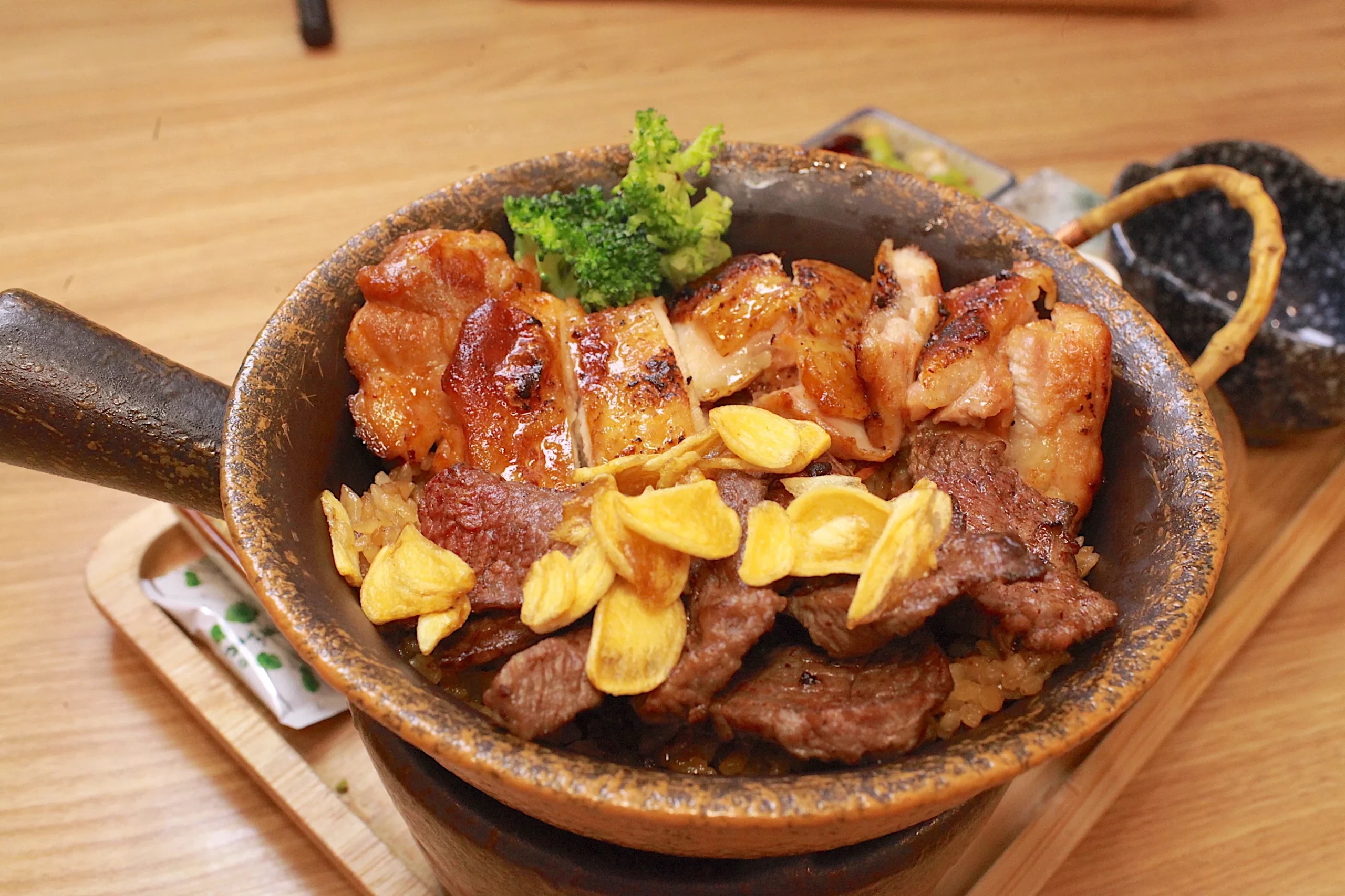 烤雞與牛小排雙拼釜飯
