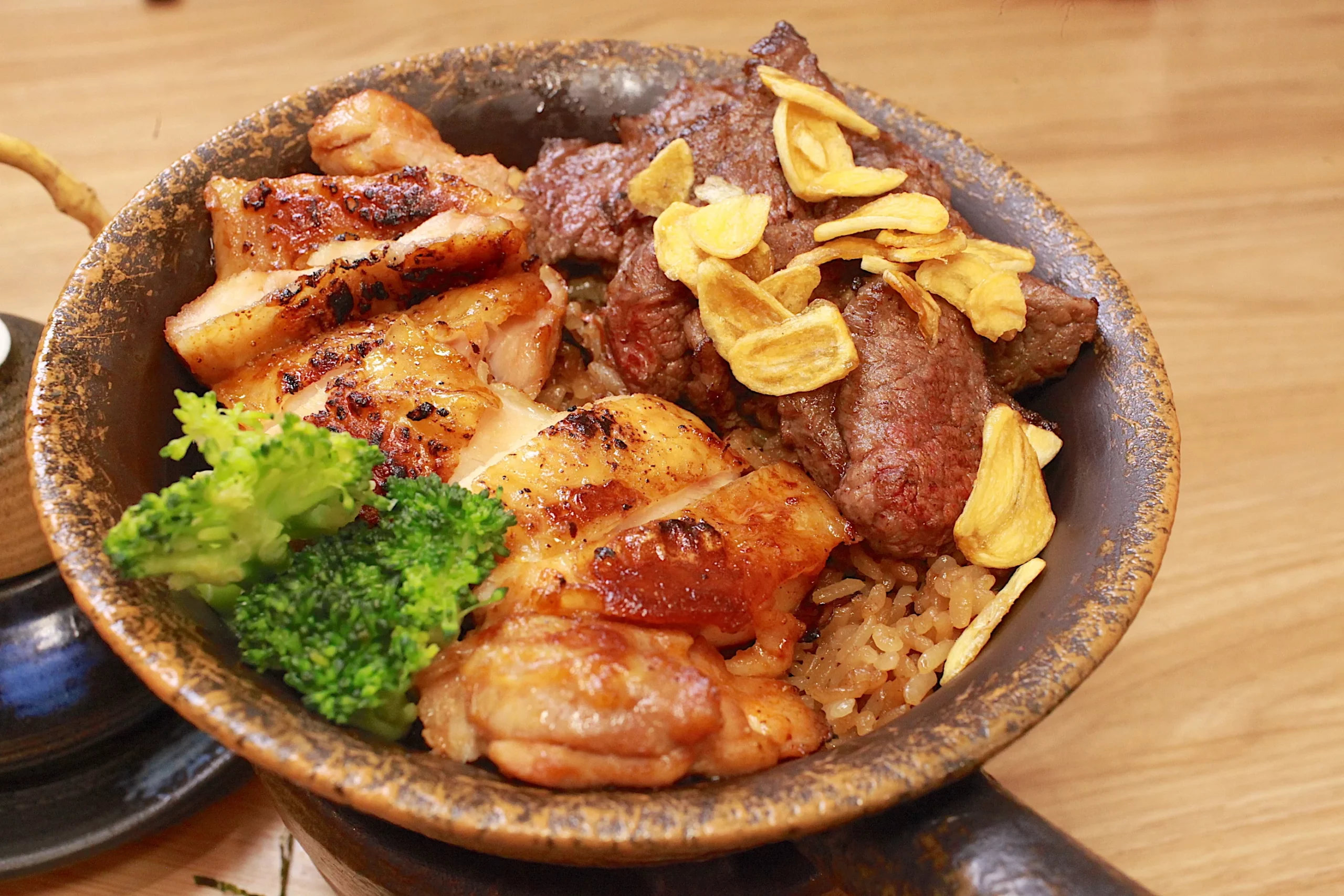 豪華雙拼釜飯的烤雞近照