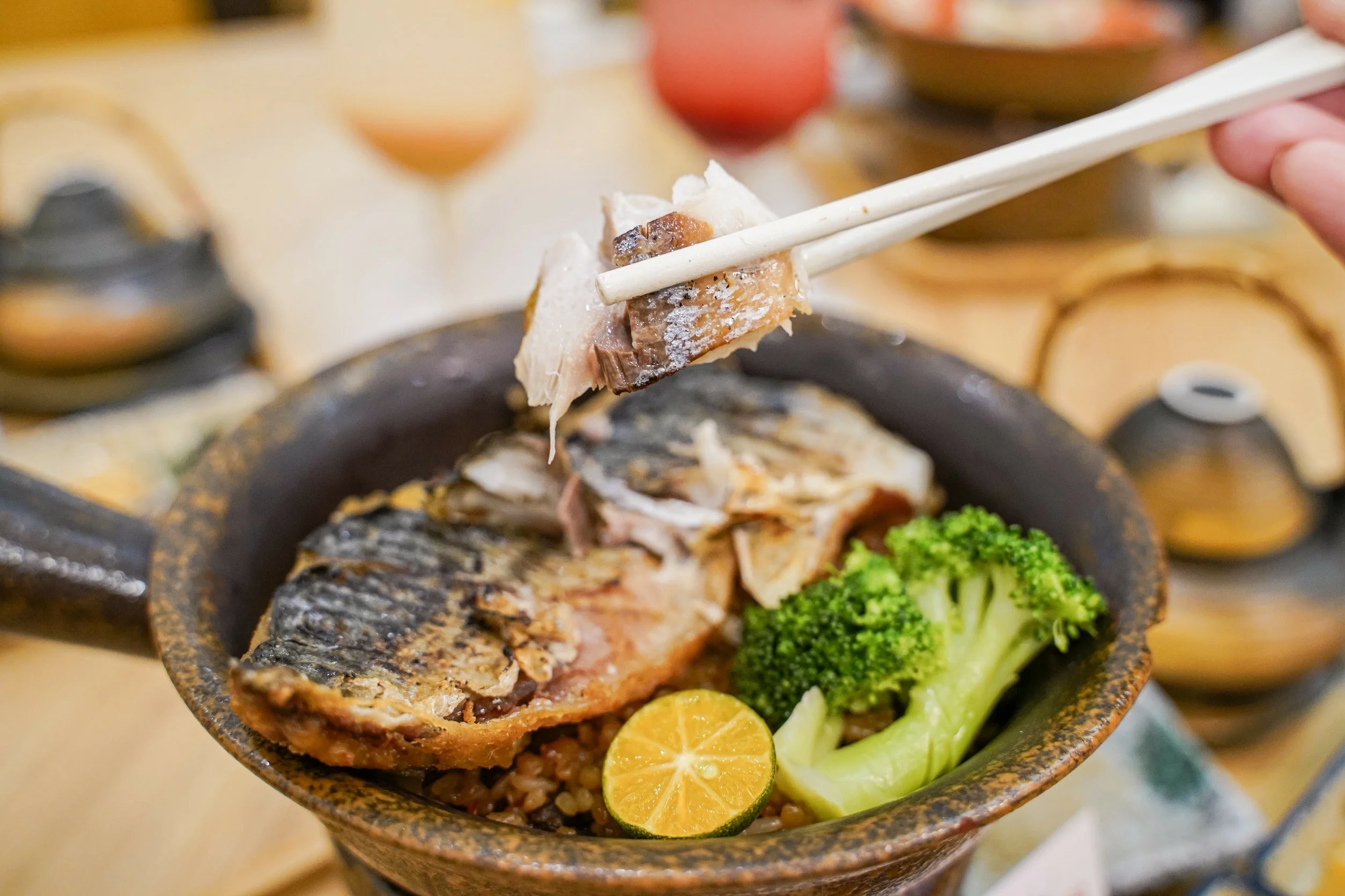 筷子夾起鹽烤鯖魚