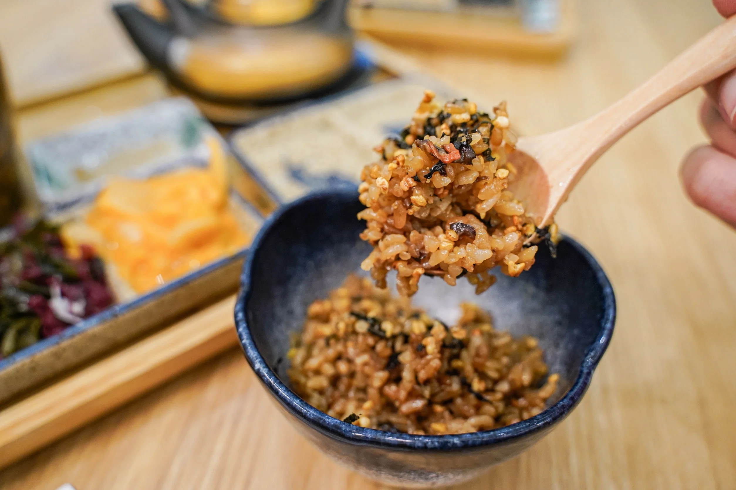 湯匙盛起帶鍋巴的釜飯